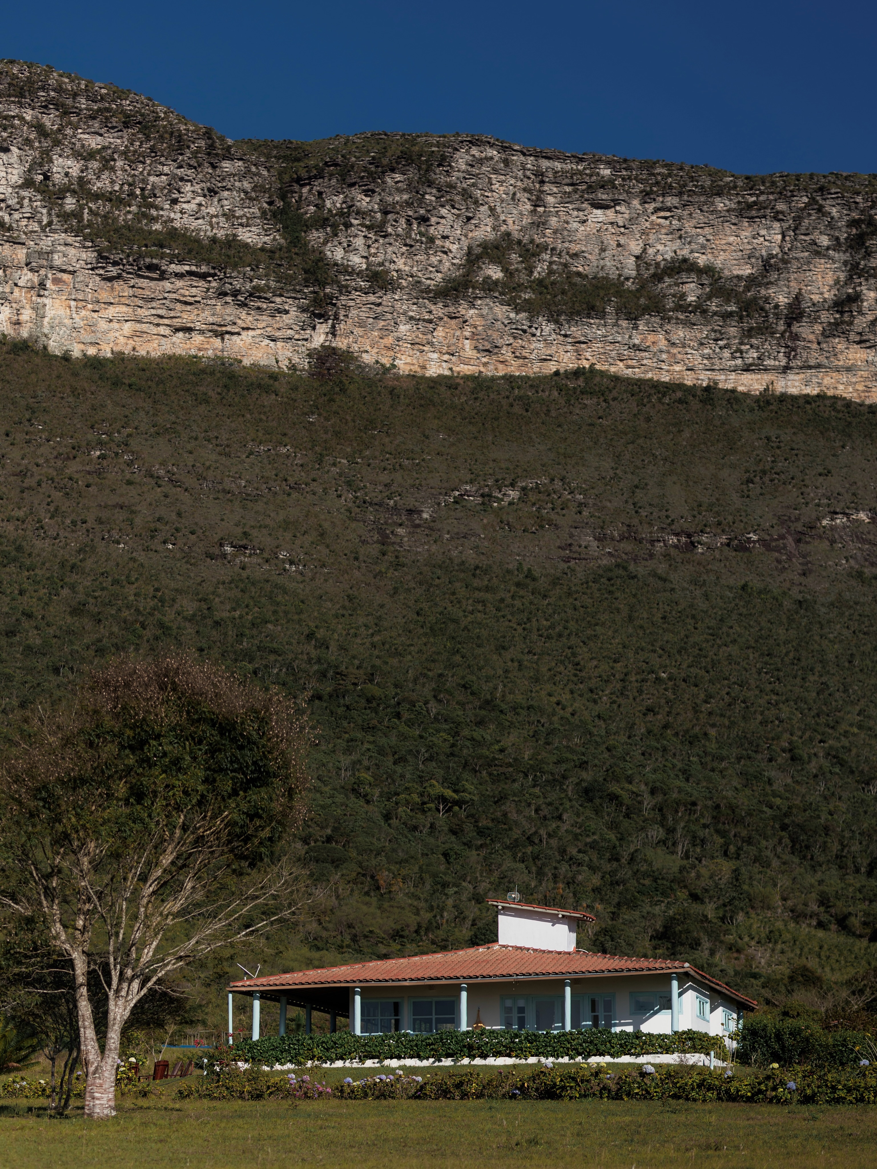 Na Chapada Diamantina, cada caminhada revela algo único.
Em Ibicoara, no sul do parque, a paisagem é mais silenciosa, mais densa. Um convite para dias de descoberta, onde explorar também é desacelerar.
Na Fazenda Bonfim, nosso Refúgio é ponto de partida e de retorno. Varandas abertas para a Serra do Sincorá, duas suítes que acomodam até 5 pessoas e uma atmosfera que convida ao descanso profundo.
Para informações e reservas, acesse o link da bio.
Chapada Diamantina — Ibicoara — Bahia