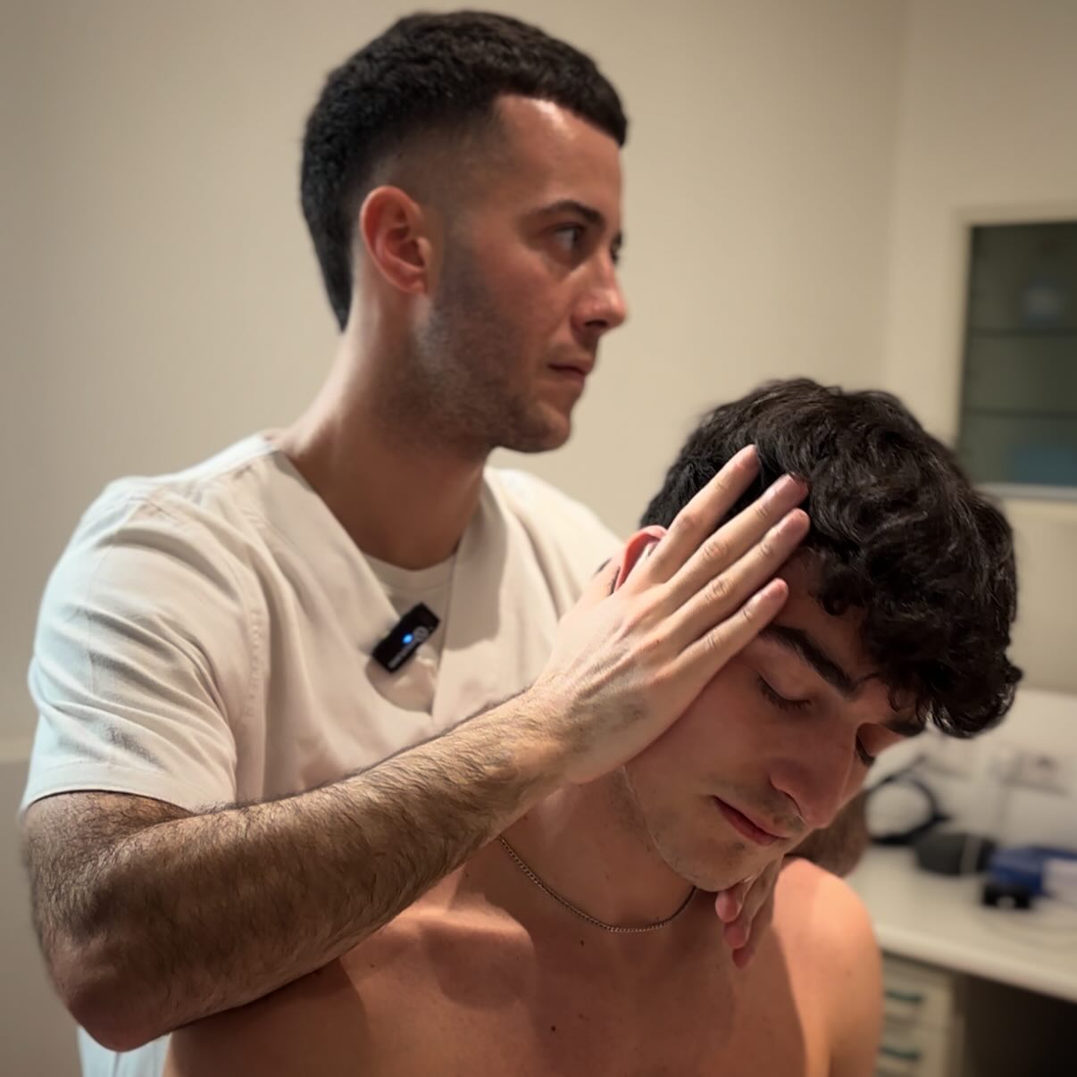 Le mani sono solo una parte del lavoro.
Prima ancora del trattamento c’è osservazione, ascolto, attenzione ai dettagli.
Perché ogni dolore ha un contesto.
E ogni persona ha un modo diverso di viverlo.
L’obiettivo non è applicare una tecnica.
È capire cosa serve davvero in quel momento.
📍 Roma – Prati, Piazza Cola di Rienzo
📱 Per info & appuntamenti, link in bio.