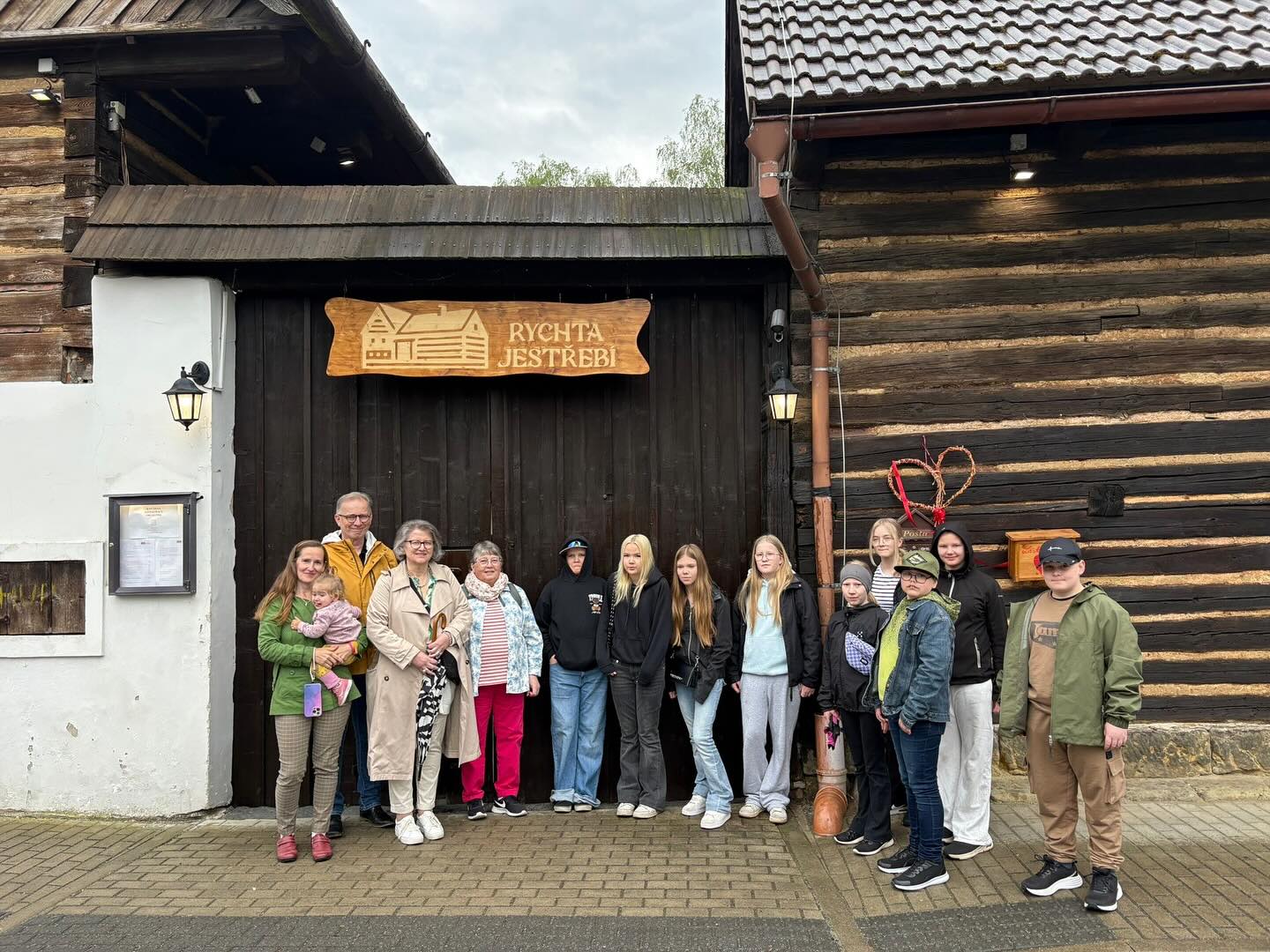Erasmus+ v Jestřebí: setkání, které propojuje kultury.
Ve spolupráci se ZŠ a MŠ Jestřebí a Gymnázium Mimoň a Libera z.s. vzniká krásný prostor pro poznávání, sdílení zkušeností, nová přátelství a společné zážitky. 🌍✨
Na Rychtě v Jestřebí právě hostíme skupinu finských dětí ze školy v Haapavesi Hyttikallion koulu a jejich učitelů v rámci mezinárodní výměny Erasmus+ 🇫🇮🇨🇿
Jsme rádi, že můžeme být součástí projektu, který dětem otevírá dveře do světa, podporuje jazykové dovednosti a ukazuje, že vzdělávání a spolupráce nezná hranice. 💛
Děkujeme všem zapojeným školám, učitelům i dětem za skvělou atmosféru! Také velmi děkujeme Nárdoním agenturám Erasmus+ a Dům zahraniční spolupráce - DZS, které tato setkání umožňují.
#Erasmus+ #Jestřebí #NaRychtě #ZŠJestřebí #GymnáziumMimoň #MezinárodníVýměna #Finsko #Česko #Vzdělávání #ŠkolníProjekt #KulturníVýměna #NováPřátelství #Spolupráce #Evropa #StudentExchange Zobrazovat míň