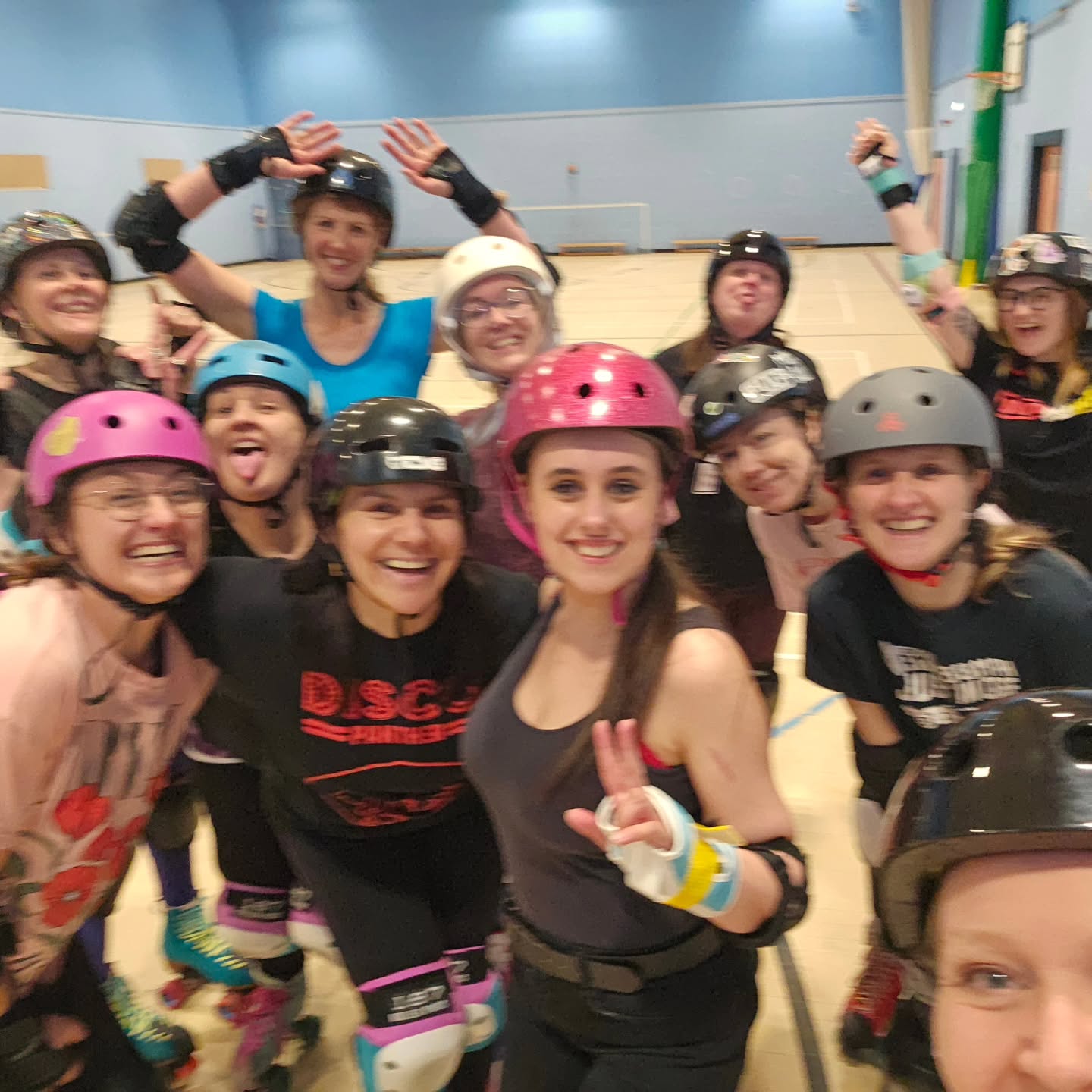 Apologies for the awful quality of this photo - I normally burst shot my family photo but for some reason I only managed to take one photo and this is it! 🤷♀️
Tonight we went right back to basics on transitions. Every single person in this photo improved - we kicked out a few bad habits and explored alternative mechanics for those who were suffering with a mental block!
The level of focus and commitment was outstanding 👏 👌 🙌
I love sessions like this where we get to improve the skills we already have by dumbing it right down - there are always Aha! moments with this method!
I love Thursdays ❤️
Join us sometime why dont ya? Www.skatefitness.co.uk to book your slot
#skatefitness #fitnesscanbefun #teambeetroot #rollerskating #transitions