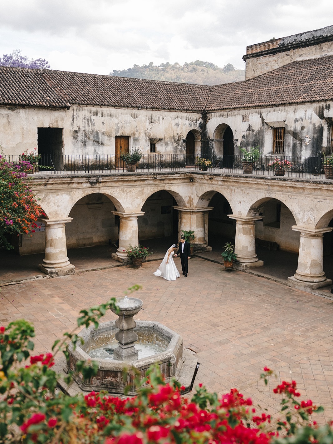 S & A, 2026
A tasteful and intimate wedding of @an.drea.h with @samgeorge47 , organized by @tillygarciabellamy celebrated in San Jose el Viejo, and portraits in Convento de Capuchinas.