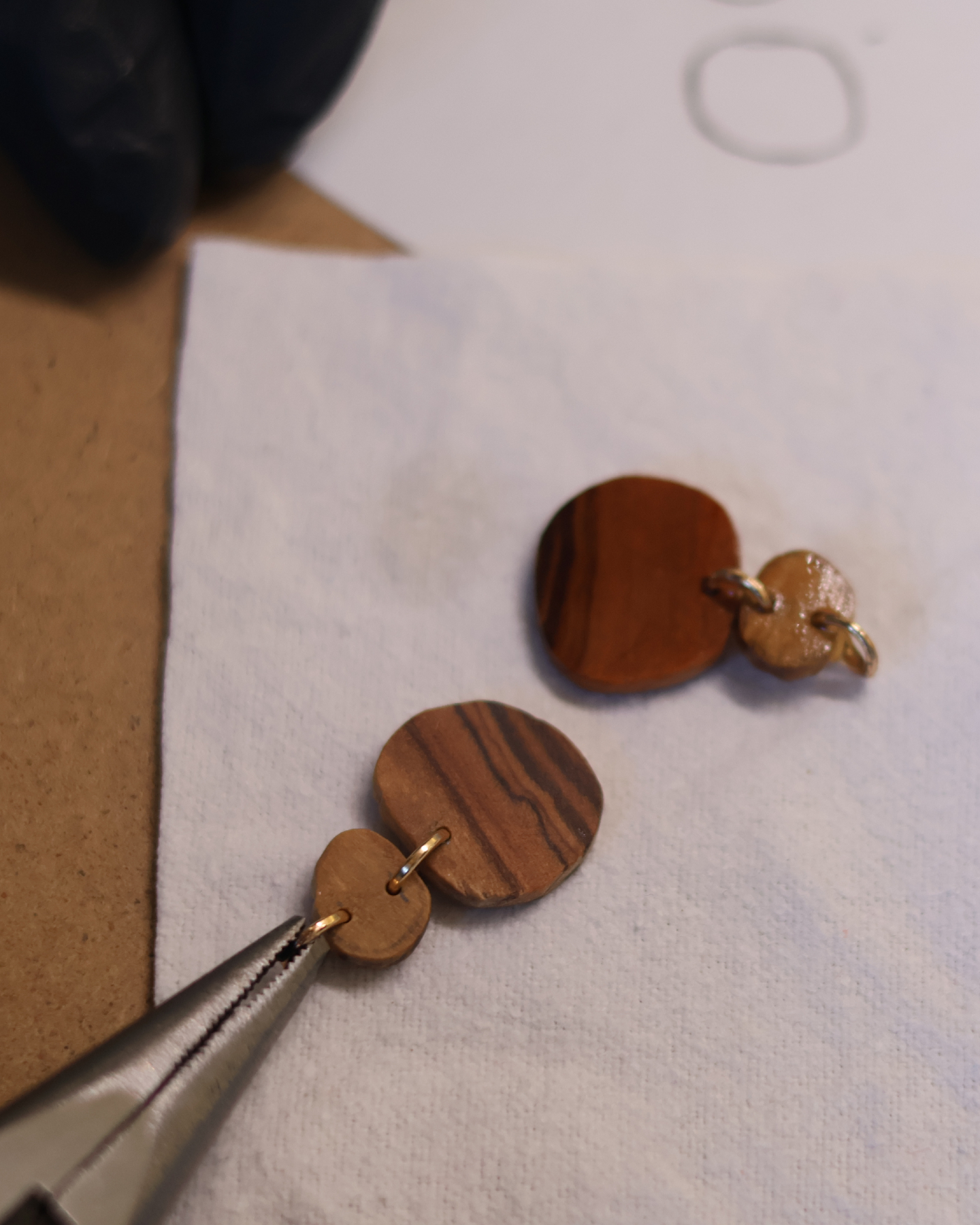 🇩🇪
Zwei Holzscheiben. Zwei Ringe. Zwei Haken. Eine Zange. Und eine begeisterte Makerin, nämlich @deona.grace
Das ist alles, was du brauchst, um ein Paar Ohrringe aus Schwarzwälder Edelholz zu machen.
Der Rest ist Konzentration — und Zeit.
13. Juni. Hofstube Entringen. Für alle, die mal etwas mit den Händen machen wollen. Ruhig. Ohne Vorkenntnisse.
Link in Bio → Platz sichern
---
🇬🇧
Two wooden discs. Two jump rings. Two ear hooks. One pair of pliers. And an enthusiastic Maker, namely @deona.grace
That's all it takes to make a pair of earrings from Black Forest hardwood.
The rest is focus — and time.
June 13th. Hofstube Entringen. For anyone who's been meaning to make something with their hands. Calm. No prior experience needed.
Link in bio → Claim your spot
