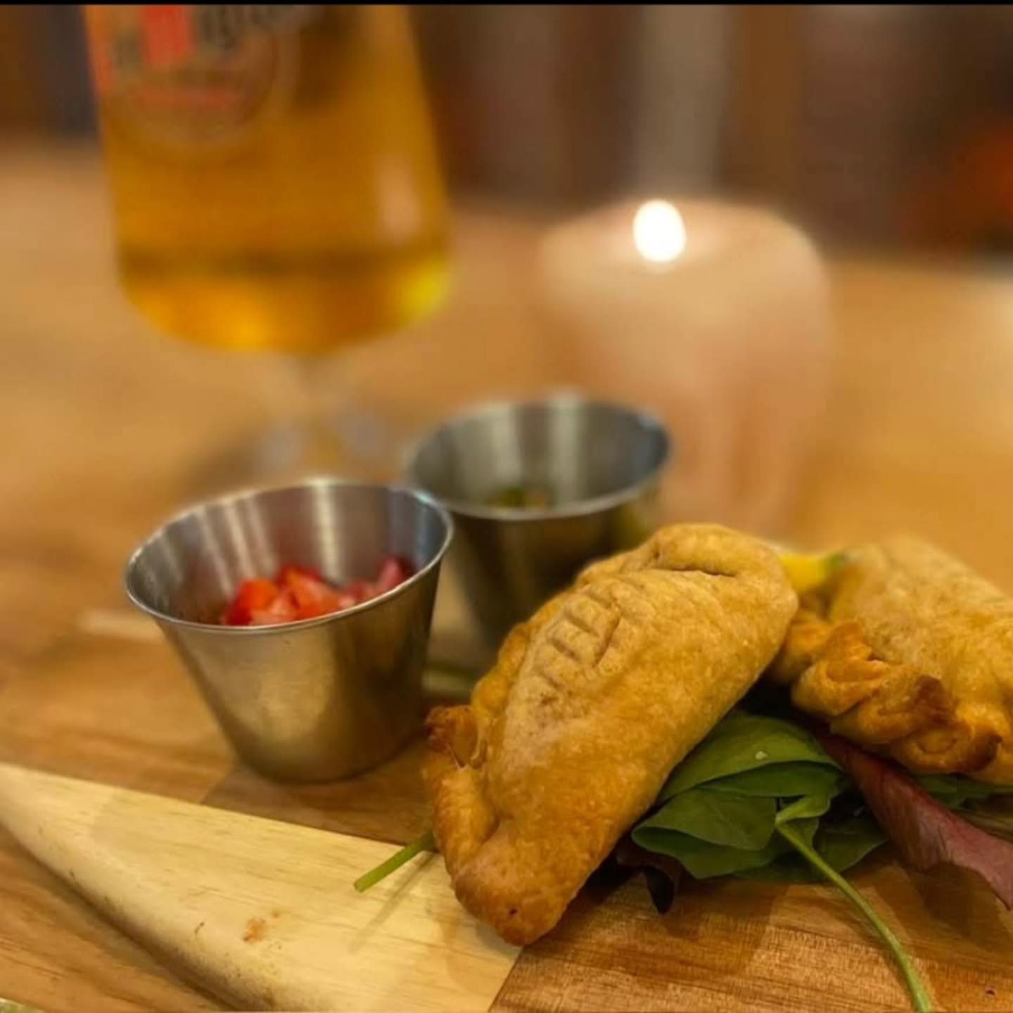 "It doesn’t get fresher than that" Thanks for the review and pics 📸 @neil_sore
Faustinos Empanadas, handmade in house, stuffed with minced beef, olives & chimichurri, served with salad, chimichurri & crioja.