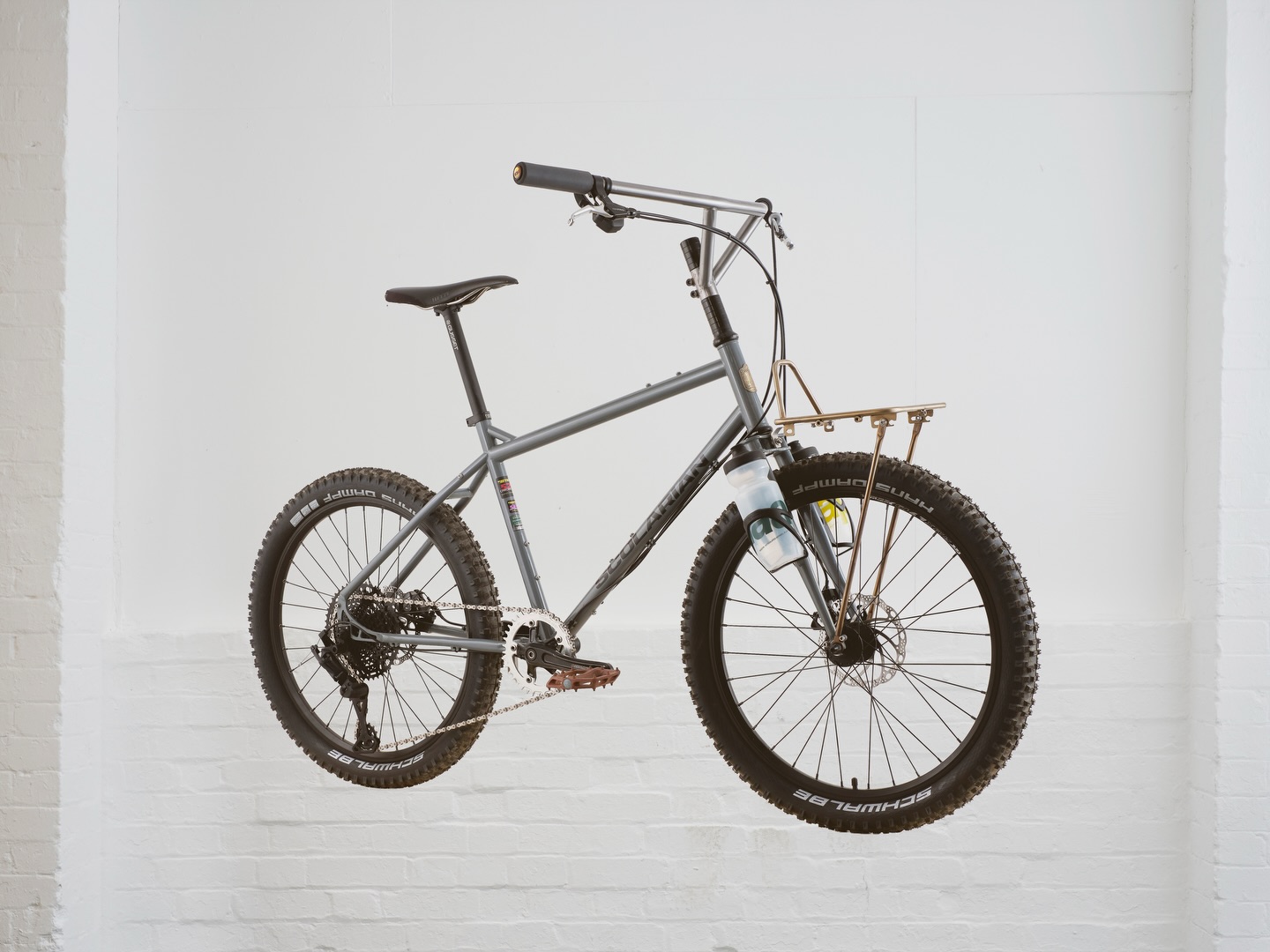 @bespoked.cc London 2026 Update
Some amazing studio pictures by @adamgassonphoto of @xpineapplesupply 24-inch Mini Velo.
Built around @reynoldstechnology steel frame with 24-inch wheels and @microshiftofficial 1x10 groupset.
Concept and component selection courtesy of @xpineapplesupply and @babyldn.bikes .
@ruck.rack
@stridsland_journal
@microshiftofficial
@reynoldstechnology
@schwalbetyresuk