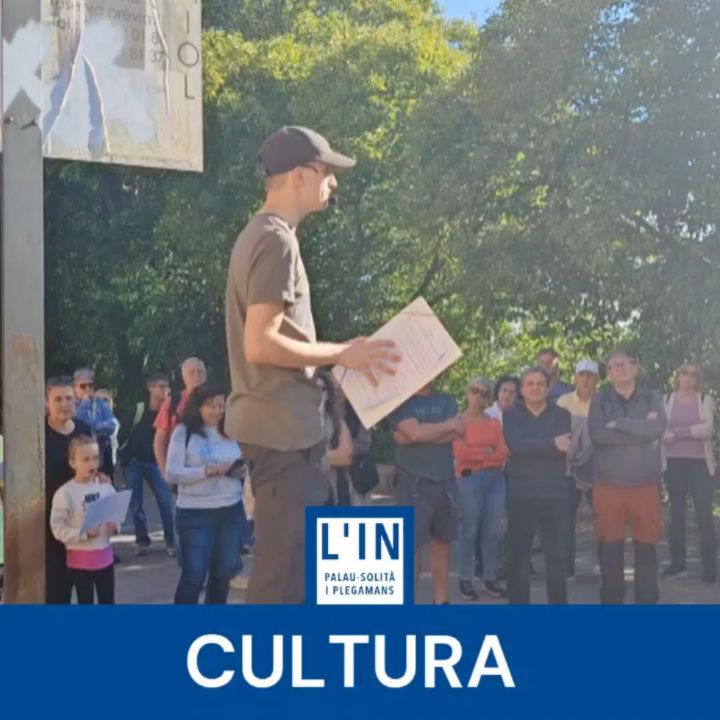 RUTA DE LES MASIES. Avui ha tingut lloc la cinquena entrega de la Ruta de les Masies de Palau-solità i Plegamans, amb Pere Farnés com a cicerone. El recorregut s’ha iniciat a la masia de Can Maiol, on la seixantena de persones que han participat han pogut entrar al pati de la masia. D'allà s'han dirigit cap als voltants de la C-59, fins al punt on unes restes arqueològiques que van quedar al descobert en fer les obres de la variant revelen els primers assentaments humans d’aquestes terres. A pocs metres, Farnés ha aprofitat la presència de l’alzina de Gallecs per recordar l’antiga Alzina de Can Padró. Més endavant, seguint camí, han pogut resseguir durant un tram la Via Augusta romana. La ruta els ha portat després fins a Can Planes i la Masia Julià, on encara ressona la memòria de l’estació de tren que hi havia quan encara circulava el Calderí. Posteriorment, han desfet un tram de camí per tornar als paratges de Gallecs, espai agrícola carregat d’història i també seu del centre emissor de RNE, en un passeig que ha dibuixat, pas a pas, el paisatge i la memòria de Palau-solità i Plegamans.
Els passejants han pogut seguir les explicacions i il·lustrar-los amb les làmines que Farnés elabora per acompanyar les seves paraules.
La ruta de les masies és la primera de les activitats que presenta la Festa de Sant Isidre, que demà al matí se celebrarà a la plaça de Ca L'Estruch.
#Palausolitaiplegamans #PsiP @historiapsip @perefarnes @santisidrepalauplegamans @