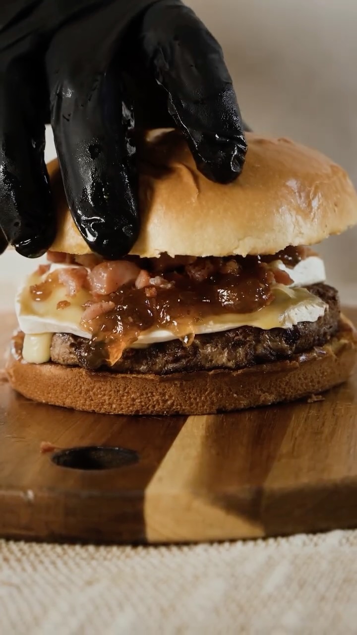 Hambúrguer com queijo brie
O hambúrguer com brie se destaca pela combinação entre a suculência da carne e a cremosidade refinada do queijo.
O brie acrescenta uma textura macia e envolvente, além de um sabor amanteigado e levemente marcante, que eleva o preparo sem perder o equilíbrio.
Uma combinação que une intensidade e delicadeza, resultando em um hambúrguer mais sofisticado, cremoso e cheio de personalidade.
