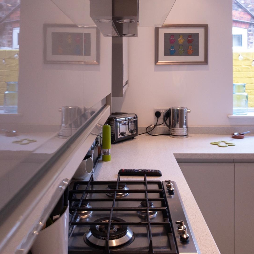High gloss kitchen? Not. A. Problem. Did you know that I mix some of my products in-house? Using 5 ingredients, all totally natural and eco-friendly, I mix products specifically catered to each need. This means less plastic, no harsh chemicals and a kinder clean! I wasn't always an eco-friendly cleaner. I've worked in commercials and domestics with professional chemicals and the like and I can tell you, NOTHING beats the old housewife recipes. Those women knew how to clean 🧽✨