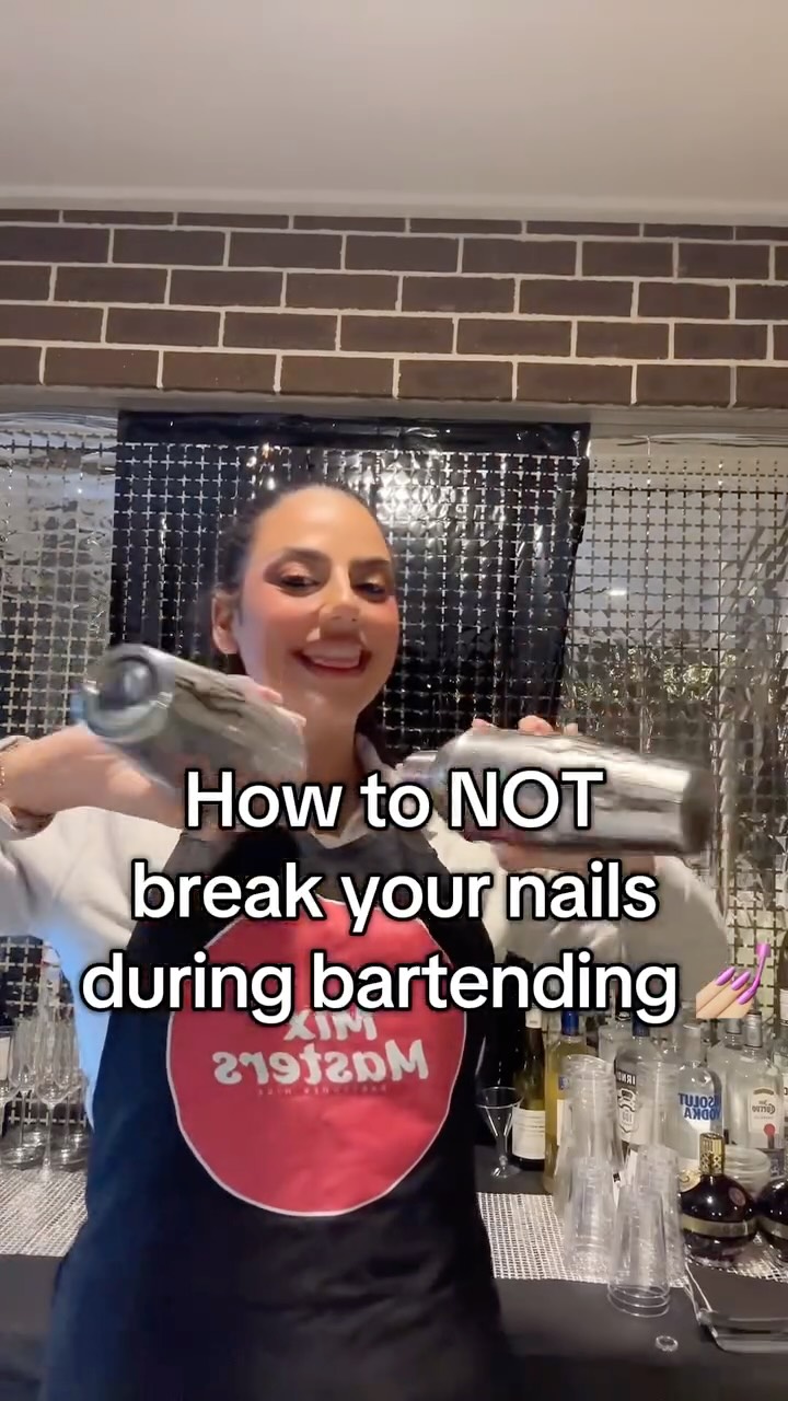 “How do you bartend with nails like that?”
Girl… I do everything with these nails 💅🏼
•
•
•
#sydney #sydneyparties #bartending #barlife #barhumor #cocktails #party