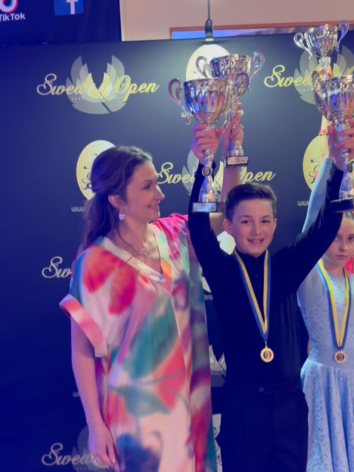 17 maj! KM 2026.
Bra jobbat alla och stort tack! Vilka fantastiska dansare vi har – flera av dem började dessutom i vår prova-på-grupp för några år sedan. Idag har vi inte bara många av Sveriges bästa dansare, utan även dansare från världseliten.
Det är också så roligt att se våra unga dansare som tagit sina första steg på tävlingsgolvet idag, och lika kul att se våra nya dansare. Vi är stolta över er alla!