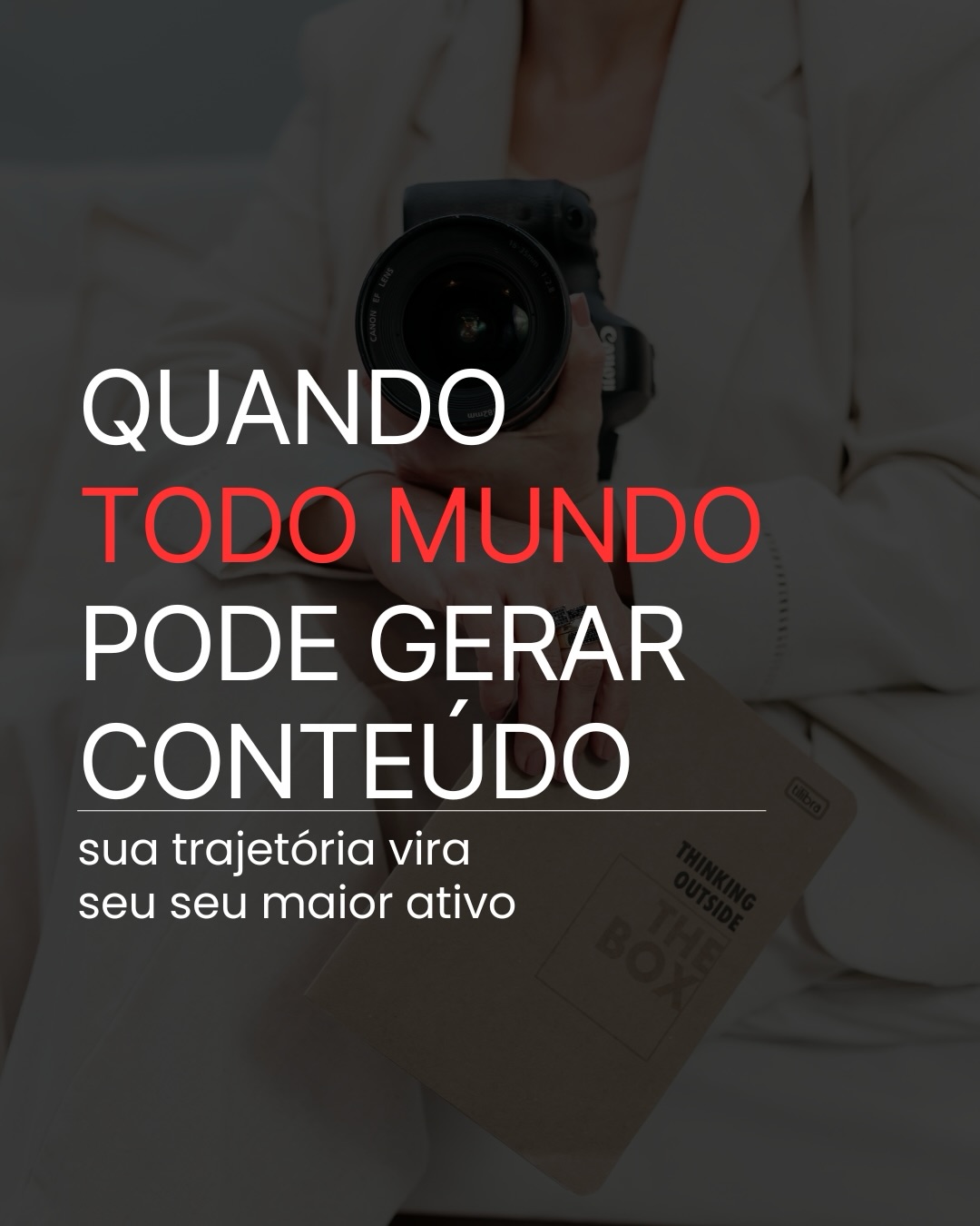 Quando todo mundo pode gerar conteúdo, sua trajetória vira seu maior ativo.
Mas ela precisa estar organizada.
Deslize para entender o que sustenta uma comunicação estratégica e por que começar pelo DNA, não pelo post.