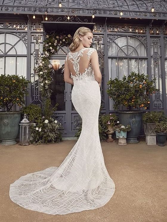Look at the back!! 😍
This feminine fit and flare gown makes a statement with an illusion neckline and cap sleeves that meander into a stunning back adorned with elegant lace appliques and delicate buttons extending into a 68” train.
@casablancaflagship @casablancabridal - Style 2486 ‘Astrid ‘
#astrid #illusionback #fitandflare #bride2026 #yateley