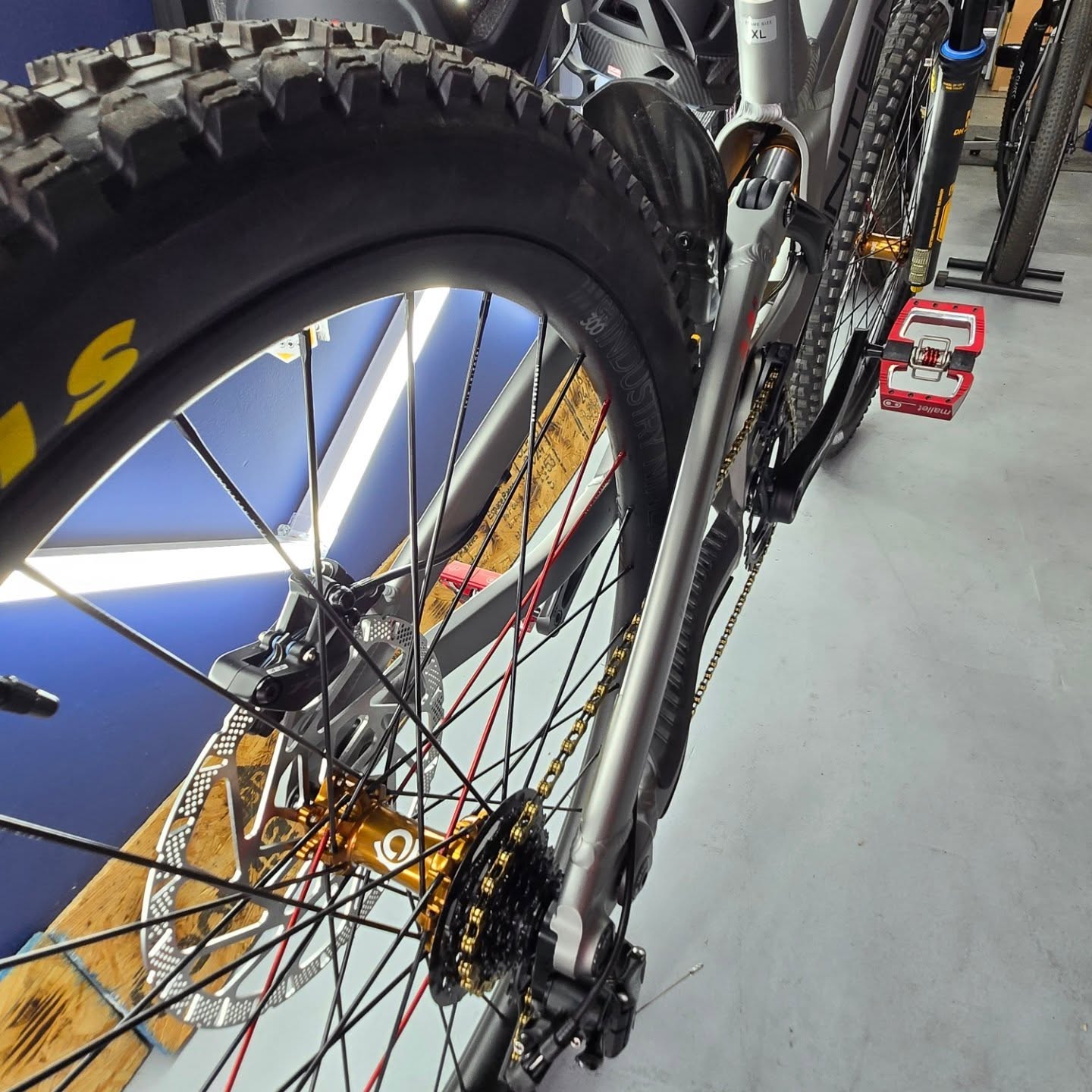 This bike needs to see dirt this season!!!
#bikebuild #newbike #intensecycles #downhillbike