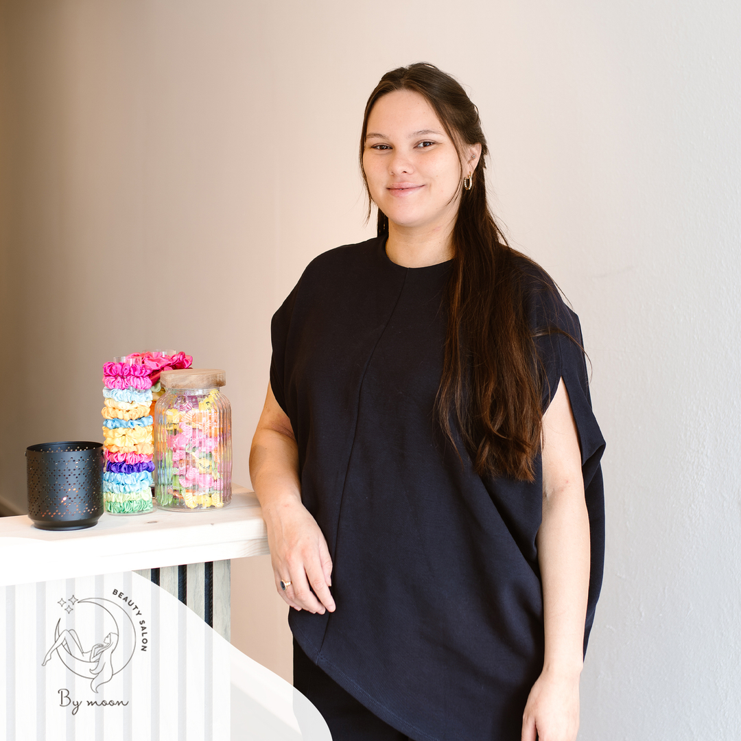 𝐖𝐢𝐧𝐤𝐞𝐥 𝐮𝐢𝐭𝐠𝐞𝐥𝐢𝐜𝐡𝐭 | Toe aan een ultiem relax-moment? Dan zit je bij By Moon Beauty Salon goed. Als eerste salon in de omgeving met Japanse Head Spa-behandelingen kun je hier genieten van heerlijke hoofdhuidverzorging en -reiniging. Samen met de andere natuurlijke schoonheidsbehandelingen maakt dat By Moon Beauty Salon tot een plek waar ontspanning en verzorging samenkomen.
Benieuwd naar het hele verhaal achter @bymoon_beautysalon? Klik op de link in onze bio!
#ByMoon #winkeluitgelicht #winkelgebied #dekempenaer #shoppen #winkelen #genieten #gezelligheid #shoplocal #bollenstreek #oegstgeest