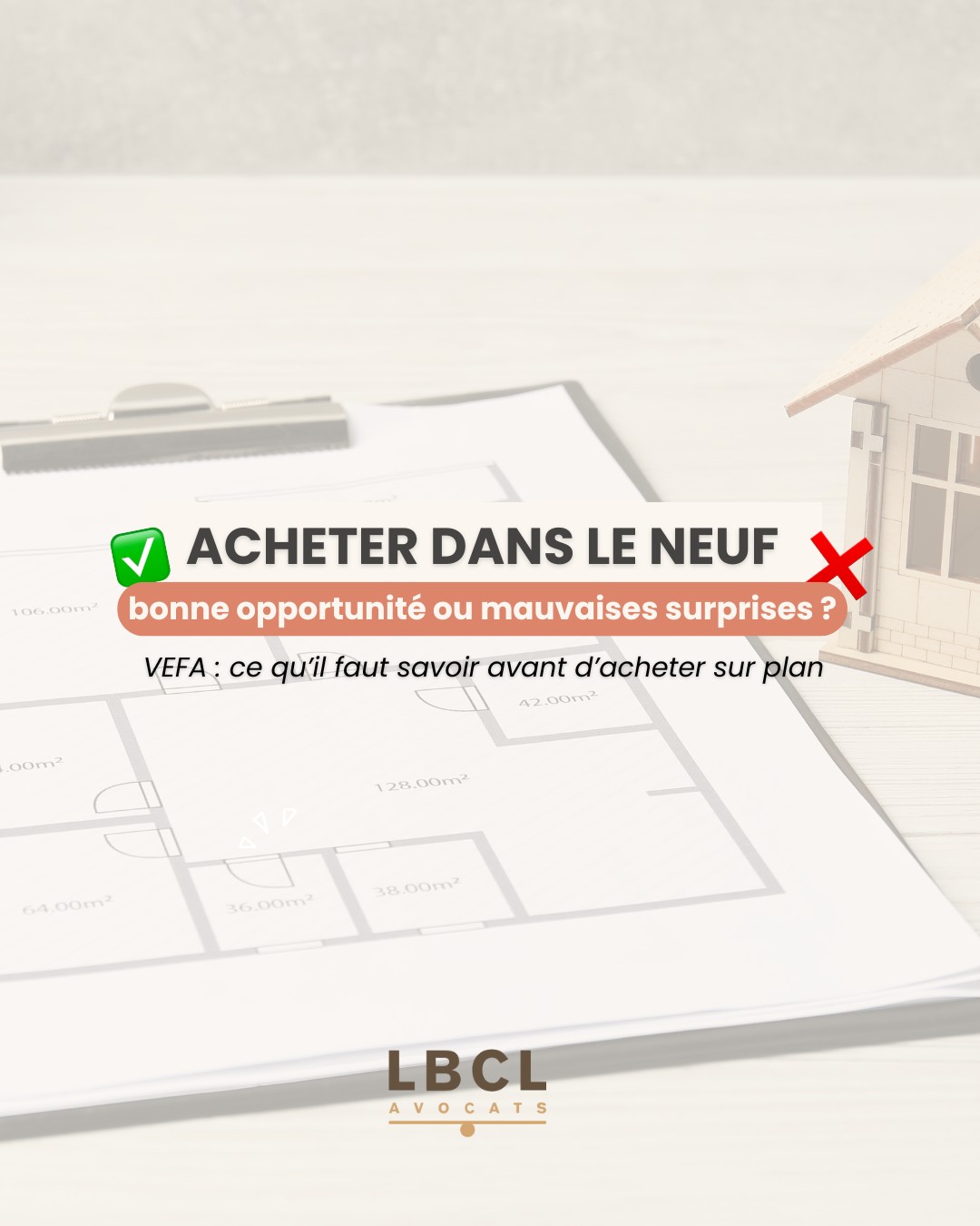 🏗️ Acheter sur plan : bonne affaire… ou piège bien emballé ?
La VEFA (Vente en l’État Futur d’Achèvement) attire de plus en plus d’acquéreurs ! Logement neuf, frais de notaire réduits, garanties constructeur, aides à l’acquisition…
Mais derrière les belles projections 3D et les brochures commerciales, certaines réalités doivent aussi être anticipées :
🏗️ retards de livraison
💸 coût parfois plus élevé que dans l’ancien
🔧 réserves à la livraison
📍 difficulté à se projeter avant la fin des travaux
Acheter en VEFA peut être une excellente opportunité patrimoniale… à condition de bien comprendre les enjeux juridiques et financiers avant de signer !
📩 Vous avez un projet d’achat dans le neuf ou vous rencontrez une difficulté avec un promoteur ? Échanger permet souvent d’éviter bien des complications.