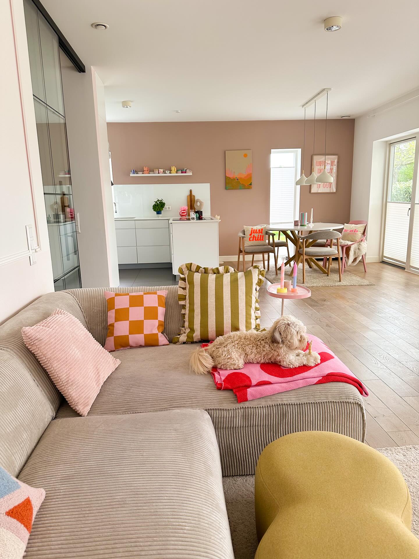 Happy Sunday🌸☕️
Hier ist es chillig auf dem Sofa und so viel mehr wird auch nicht passieren.
Wir hoffen, dass ihr eine schöne freie Zeit hattet und wünschen euch heute noch einen entspannten Abschluss☀️
#interior #interiør #interior123 #colorfulhome #livingroom #livingroomdecor #myhome