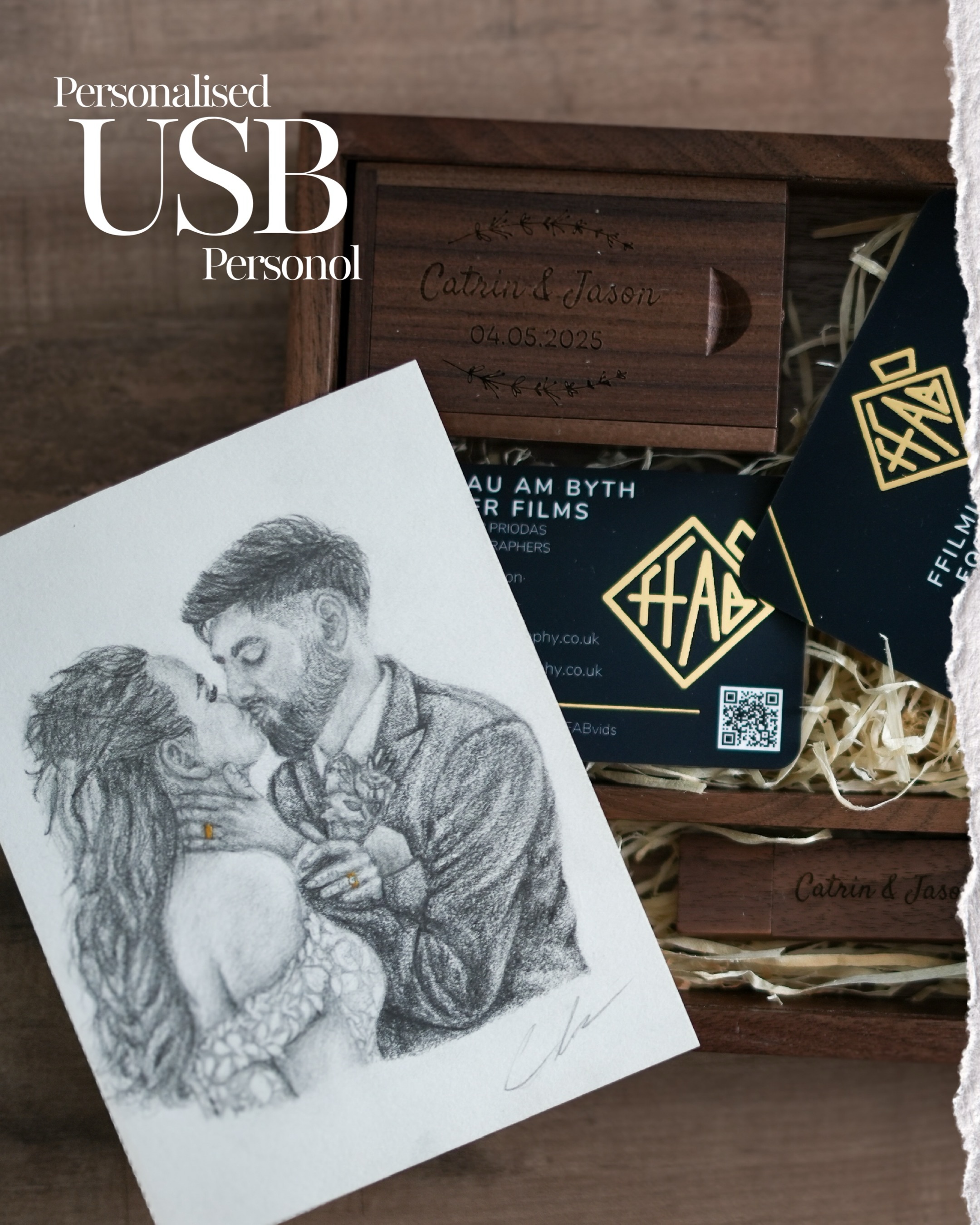 Every film we deliver comes with a little something extra. A hand-drawn portrait of a moment from your day, a USB engraved with your names, nestled in a walnut box that’s yours to keep forever.
Your names. Your date. Your moment, drawn by hand. ✍️
This is your FFAB delivery. 🤍
Mae pob ffilm sydd yn cael ei gyflwyno yn dod efo rhywbeth bach ychwanegol. Portread wedi’i ei wneud â llaw, eiliad o’ch diwrnod, USB wedi’i engrafio gyda’ch enwau, wedi’i osod mewn blwch i’w gadw am byth.
Eich enwau. Eich dyddiad. Eich eiliad, wedi’i dynnu â llaw. ✍️
Dyma eich pecyn FFAB. 🤍 #scrl #weddings #weddingvideographer #weddingart #handdrawn