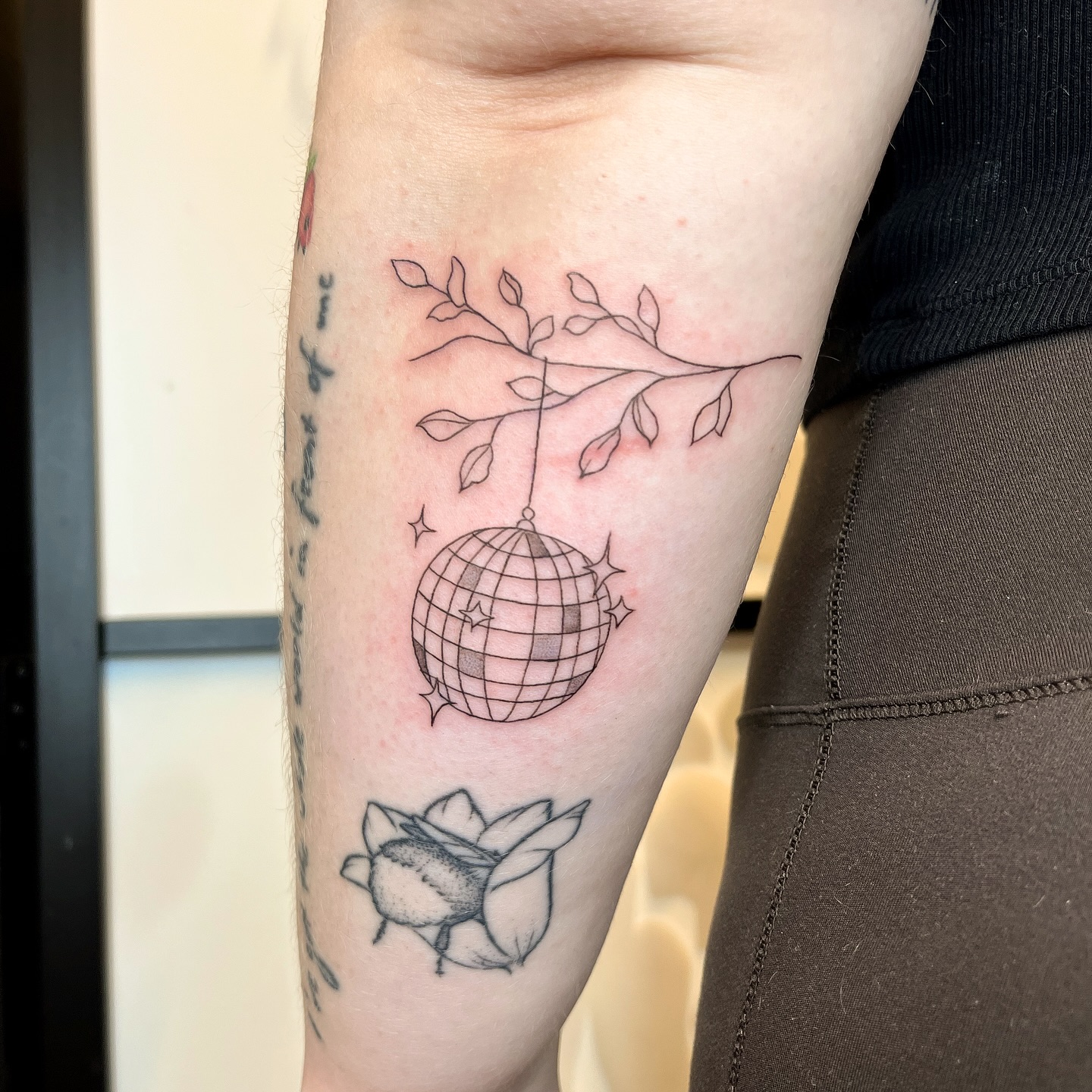 happy friday! 🪩
.
.
#discoball #lineworktattoo #tatuoinnitturku
