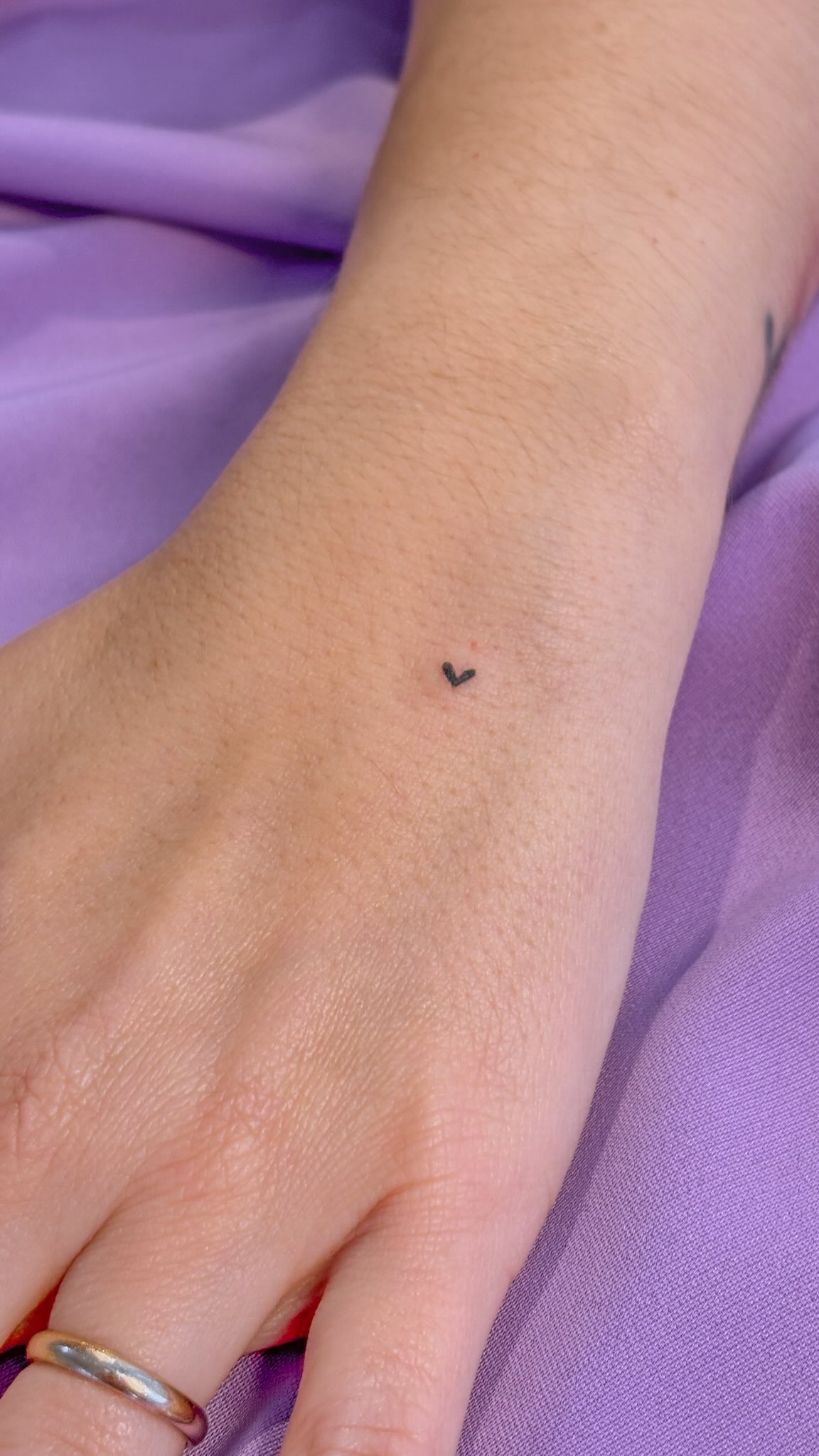 Cada coração é único, assim como cada cliente é única. Atendimento com calma e acolhimento, respeitando o seu tempo de decisão. Sem pressa para finalizar, em um ambiente aconchegante com cara de casa. Tatuar comigo é assim ✨💖
Envia mensagem para mais informações 💌