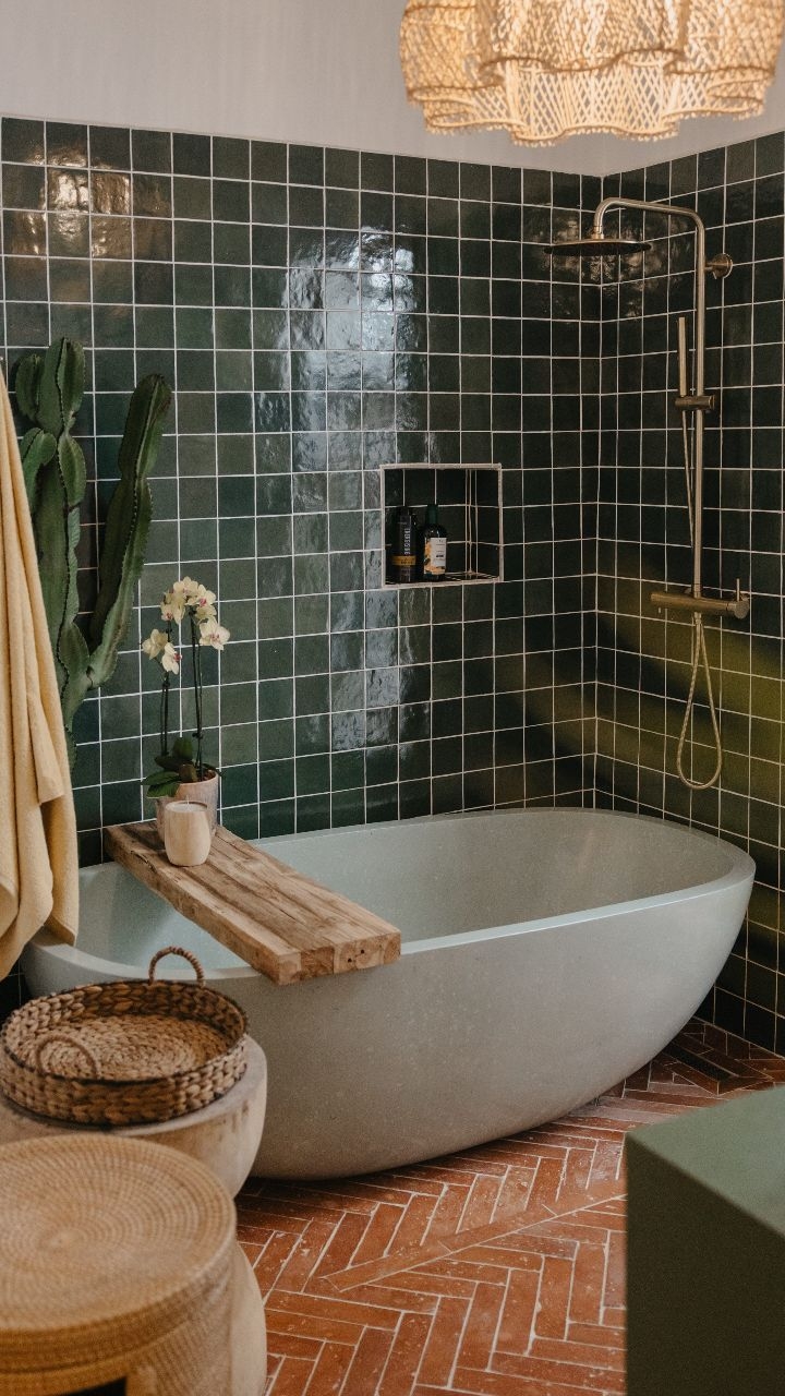 Before during and after of this bathroom transformation. Including somehow getting a 600kg custom made green bathtub into a double story home while our staff complained about the weight the whole day 😂
#bathroomreno #bathtubdesign #bathroomdesign #bathtub #bathrooms