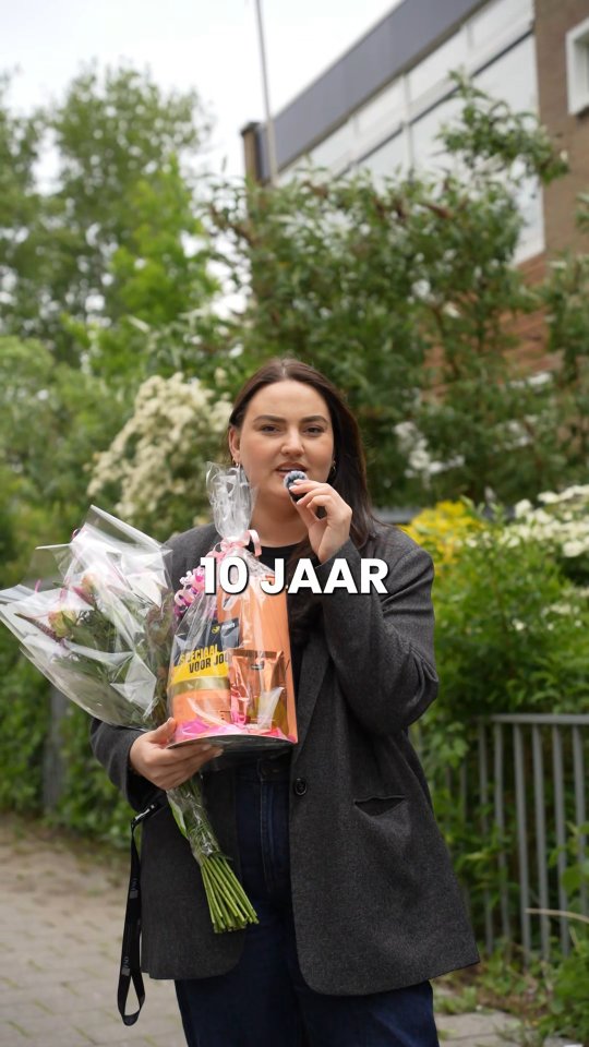 🥳 Vandaag zetten we een bijzondere collega in het zonnetje!
Al 10 jaar onderdeel van ons team én nog steeds elke dag met volle inzet aan het werk. 💪
Daarom hebben we haar verrast op locatie. 🌟
Bedankt voor jouw inzet en loyaliteit!
#10jaarindienst #teamwork #waardering #fso