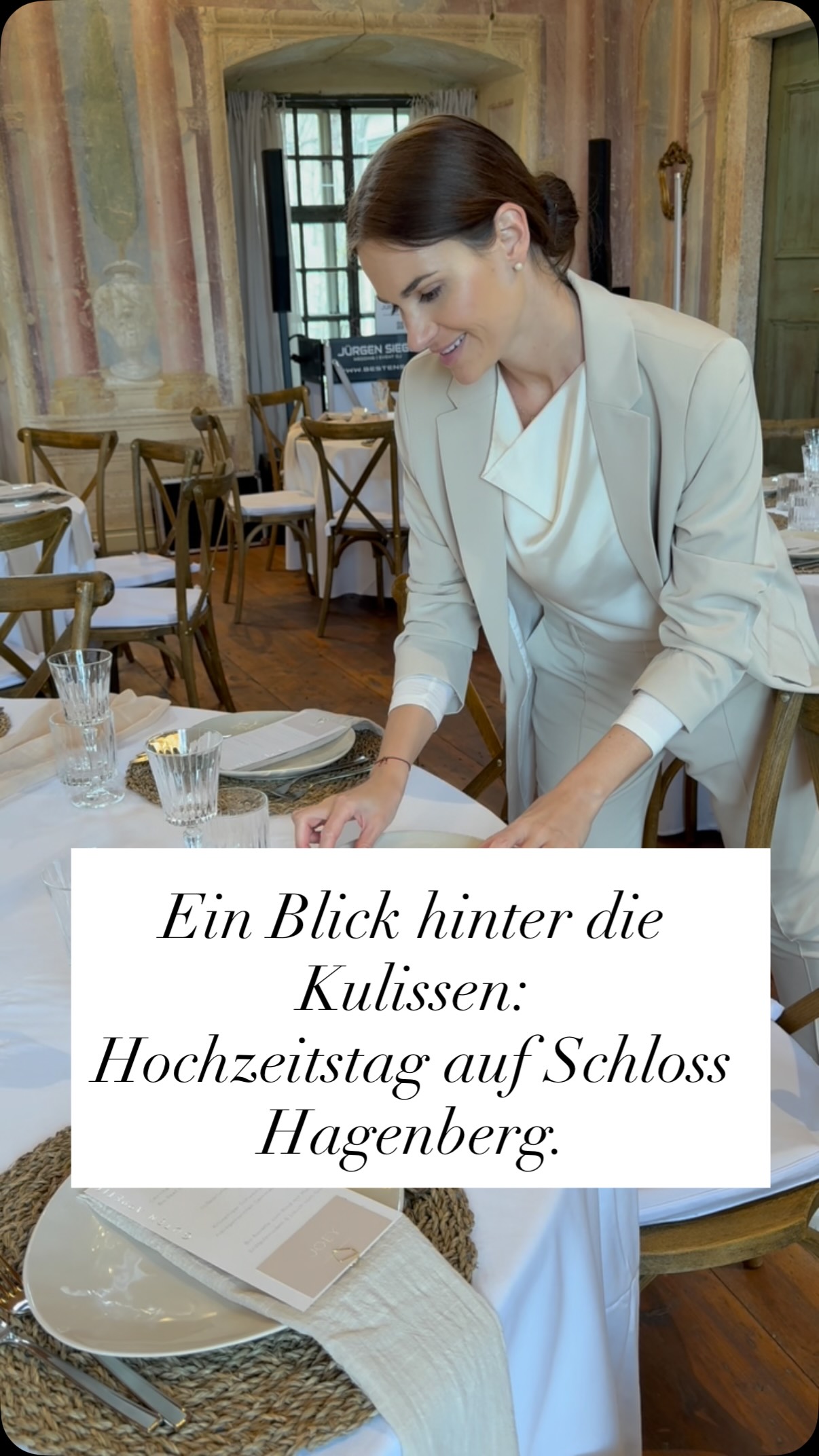 Heute nehme ich euch mal mit durch den gesamten Tag eines Events – vom morgendlichen Aufbau bis zur Party in der Nacht.
Der Tag startete mit der Koordination aller Dienstleister beim Aufbau, damit bis zur Zeremonie im Schloss alles an seinem Platz ist. Später am Tag wartete dann die logistisch größte Aufgabe auf uns: Der Umbau vom Dinner- zum Partyraum. Ursprünglich war der Ablauf etwas anders geplant, aber Flexibilität gehört bei Events einfach dazu. Während die Gäste im Nebenraum beim Tortenanschnitt waren, haben wir den Raum in knapp 20 Minuten komplett umgebaut – so, dass die Gesellschaft vom Trubel im Hintergrund gar nichts mitbekommen hat.
Belohnt wurde der Aufwand mit einem richtig guten Abend: Es gab hervorragende Cocktails, eine sehr persönliche Aufführung der Gäste und eine super Party mit dem DJ.
Trotz der Planänderungen im Vorfeld war es insgesamt ein extrem gelungenes Event. Ein großes Danke an alle Dienstleister für die gute Zusammenarbeit!
#weddingplanner #tablesetup #weddingday #hochzeitsplanerin #luxurywedding