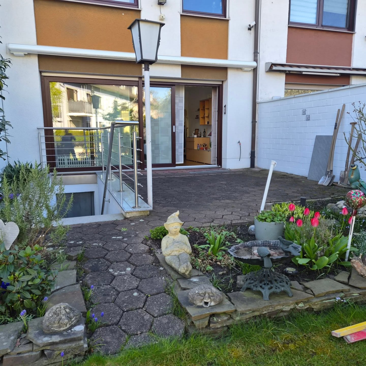 Mal wieder was neues von uns.
Bei diesem Projekt haben wir die alte Terrasse modernisiert.
Das Betonsteinpflaster wurde durch moderne Keramische Platten getauscht. Sockelleisten im Wandbereich, sorgen dafür das beim wischen die Wand nicht verschmutzt wird.
Den Abschluss haben wir mit einem Natursteinläufer aus Granit erstellt.
Der beschädigte Lichtschacht wurde ebenfalls ausgetauscht.
Nun lädt die Terrasse wieder zum gemütlichen verweilen ein.
#galabau #galabaumarxen #neueterrasse #keramik #naturstein
