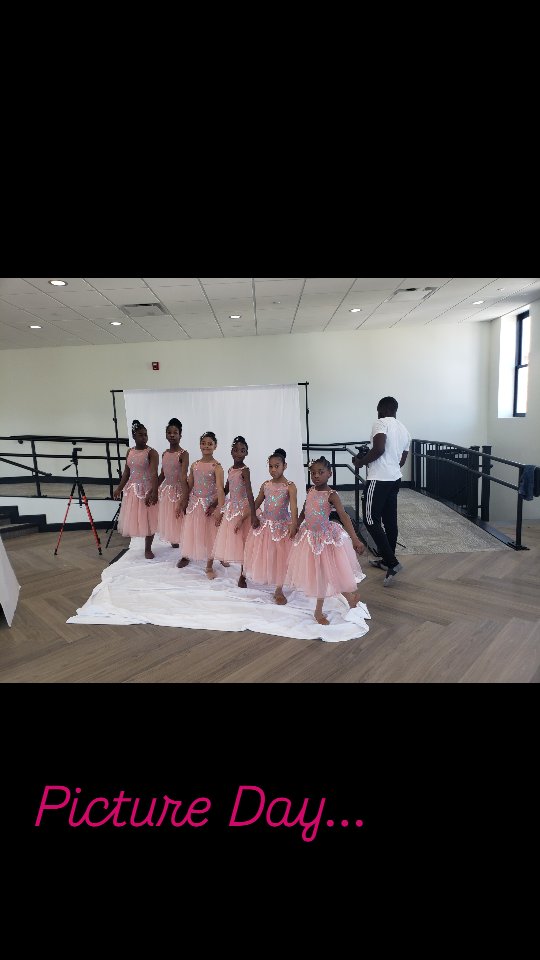 Picture Day at Dance Happens..
#makingdancehappen
#makegroovehappen @dancehappens & Spread the LOVE 💜
#DHI4L
#DanceHappensReach
#baltimore