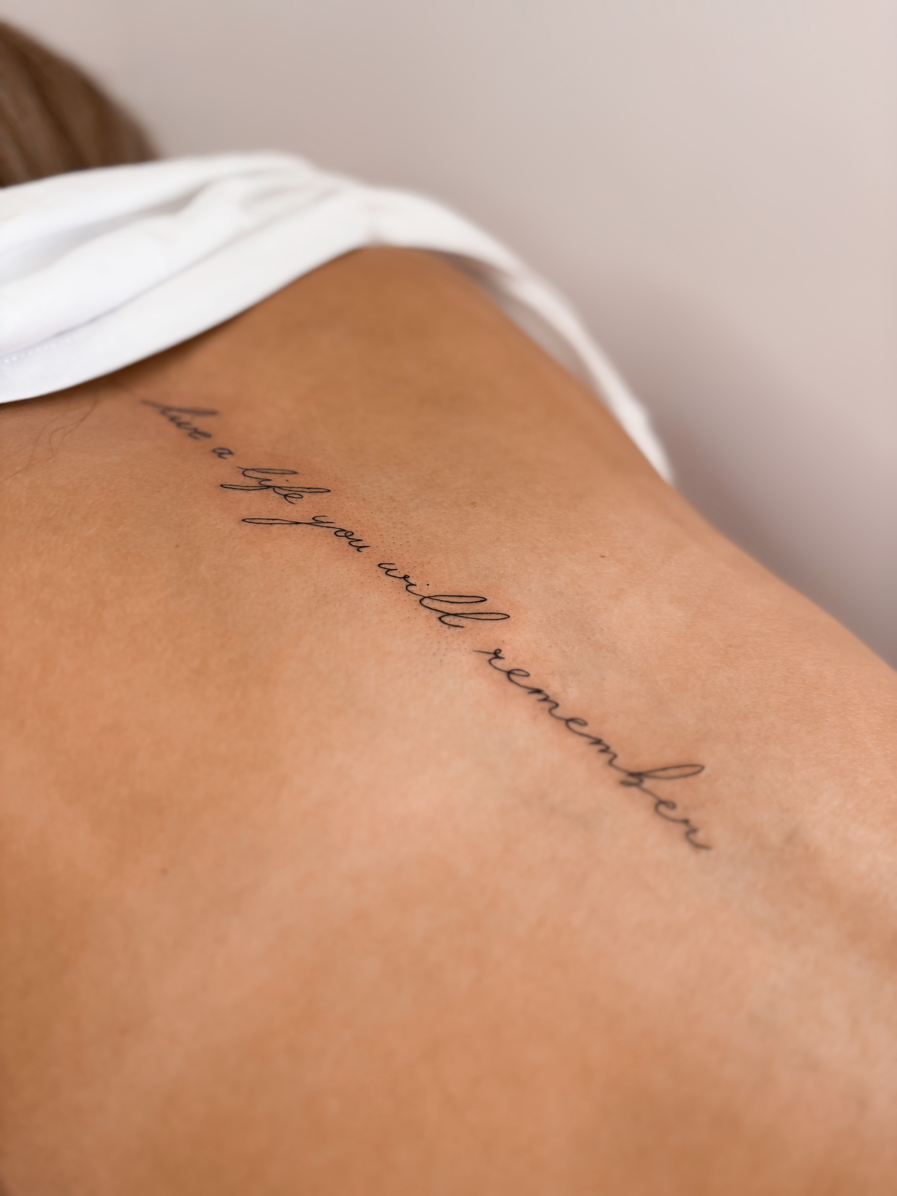 Live a life you will remember and never regret ✨
💌 DM me to book your next piece!
#valenciatattoo #delicatetattoo #spinetattoo #writingtattoo #tattoosvalencia
