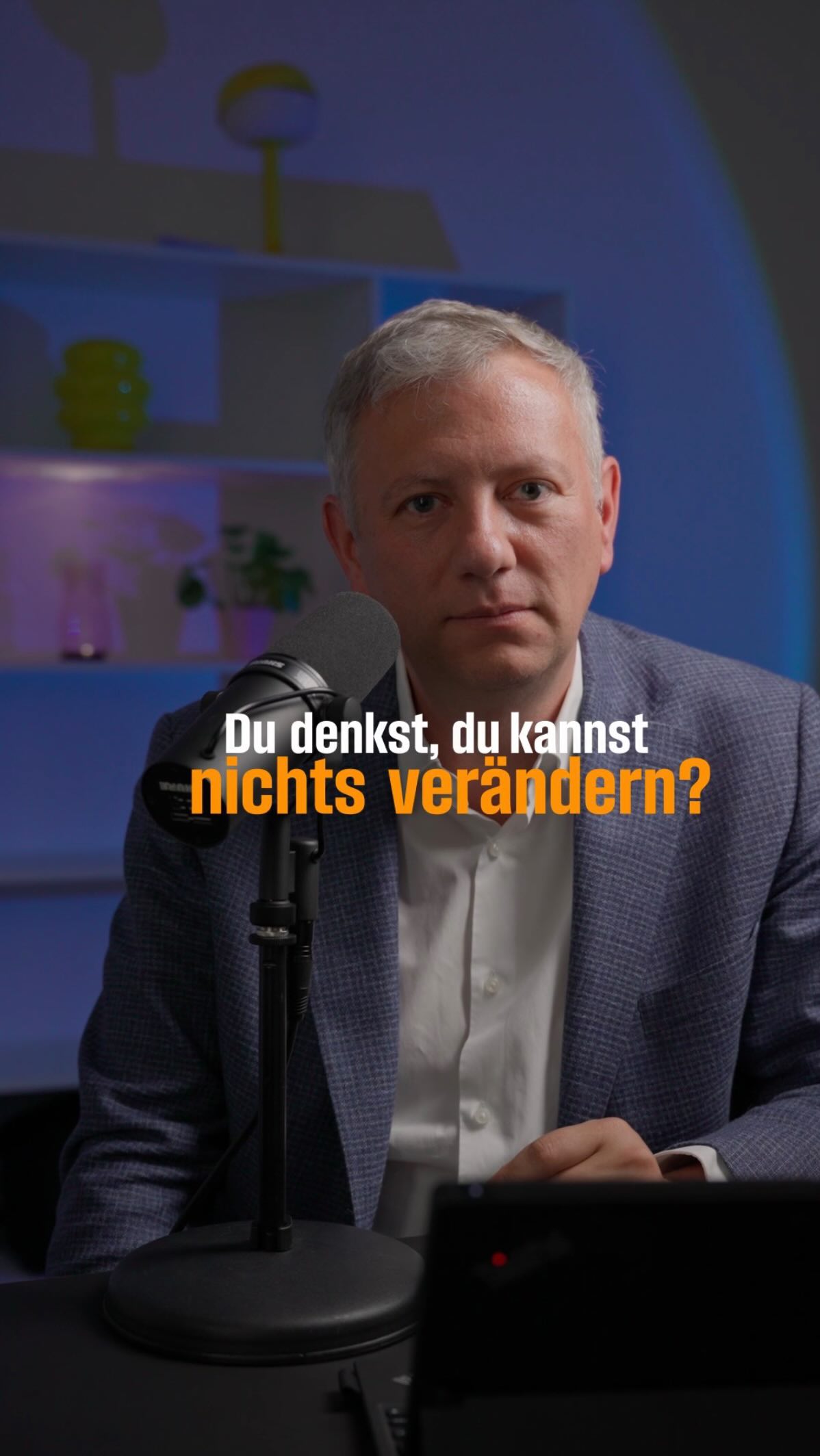 „Du hast doch nur ein Sandkorn bewegt.“ 🏜️
Oft wird uns eingeredet, wir seien nur ein kleines Rädchen im System. Dass unsere Stimme, unsere Leistung oder unsere Ideen im großen Ganzen nicht ins Gewicht fallen. Das ist die absolute Gegen-Idee zu allem, woran ich glaube.
Denn das ist der Kern des liberalen Gedankens: Die Welt existiert nicht einfach so. Sie besteht aus Millionen Einzelnen. Jede Entscheidung, die du triffst, jedes Risiko, das du eingehst, jede Verantwortung, die du übernimmst und jede Meinung, die du aussprichst, verändert das große Ganze. Die Welt ist danach buchstäblich nicht mehr dieselbe.