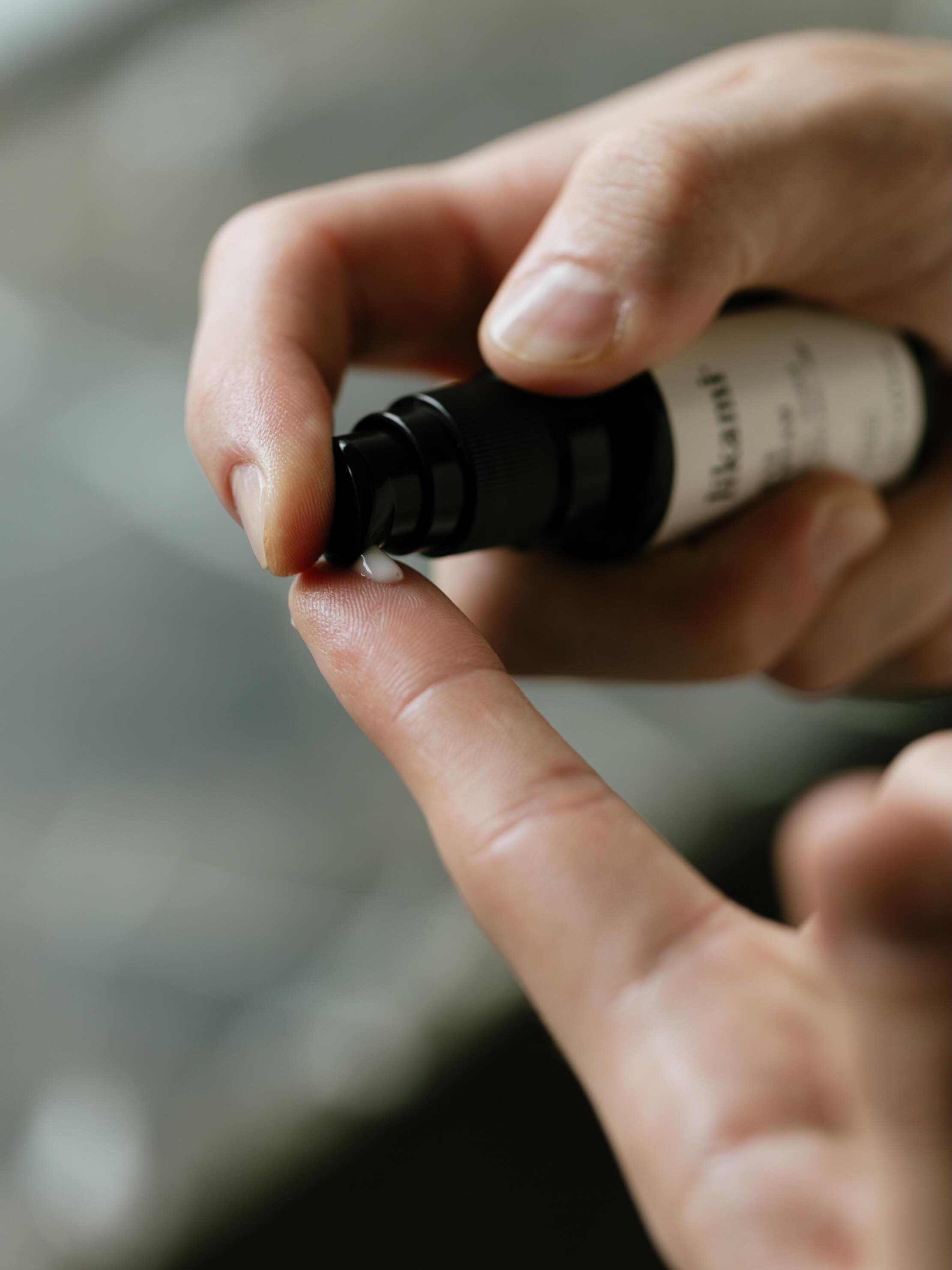 De huid rond je ogen is dun en gevoelig, waardoor droogtelijntjes sneller zichtbaar worden. Hydratatie is daarom key.
Met de juiste verzorging oogt je blik frisser, gladder en meer uitgerust.
Vergeet niet: consistentie maakt het verschil 🤍
’s Ochtends en ’s avonds zachtjes inkloppen voor het beste resultaat.
#muah #bruidsstyliste #makeupartist #skincare