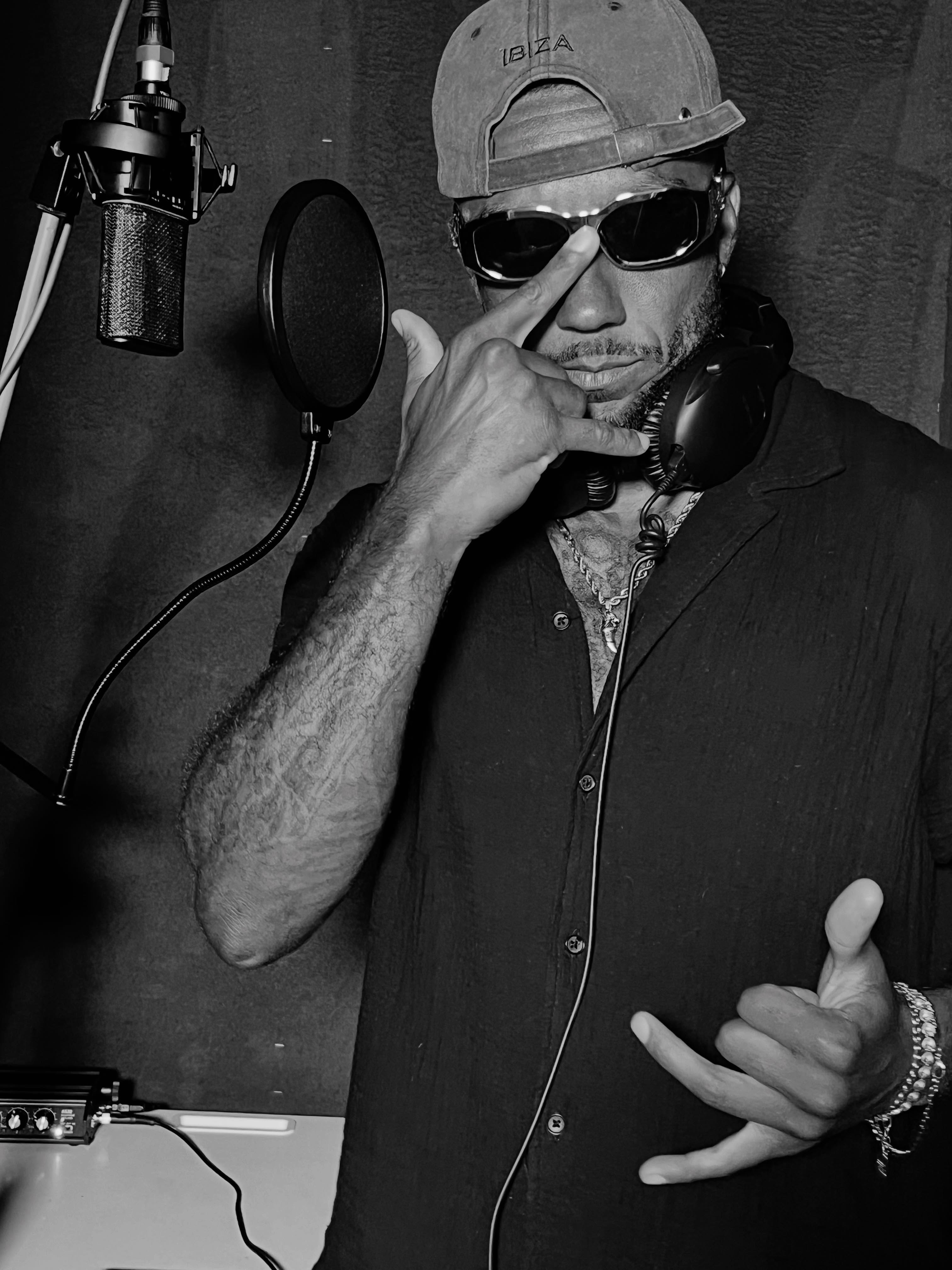 Fu** the Eurovisions. It’s rap Saturday. Day two with @thewiidakko And this is already a diamond 💎
#rapmusic #recording #rapartist #musicproducer #funkday
