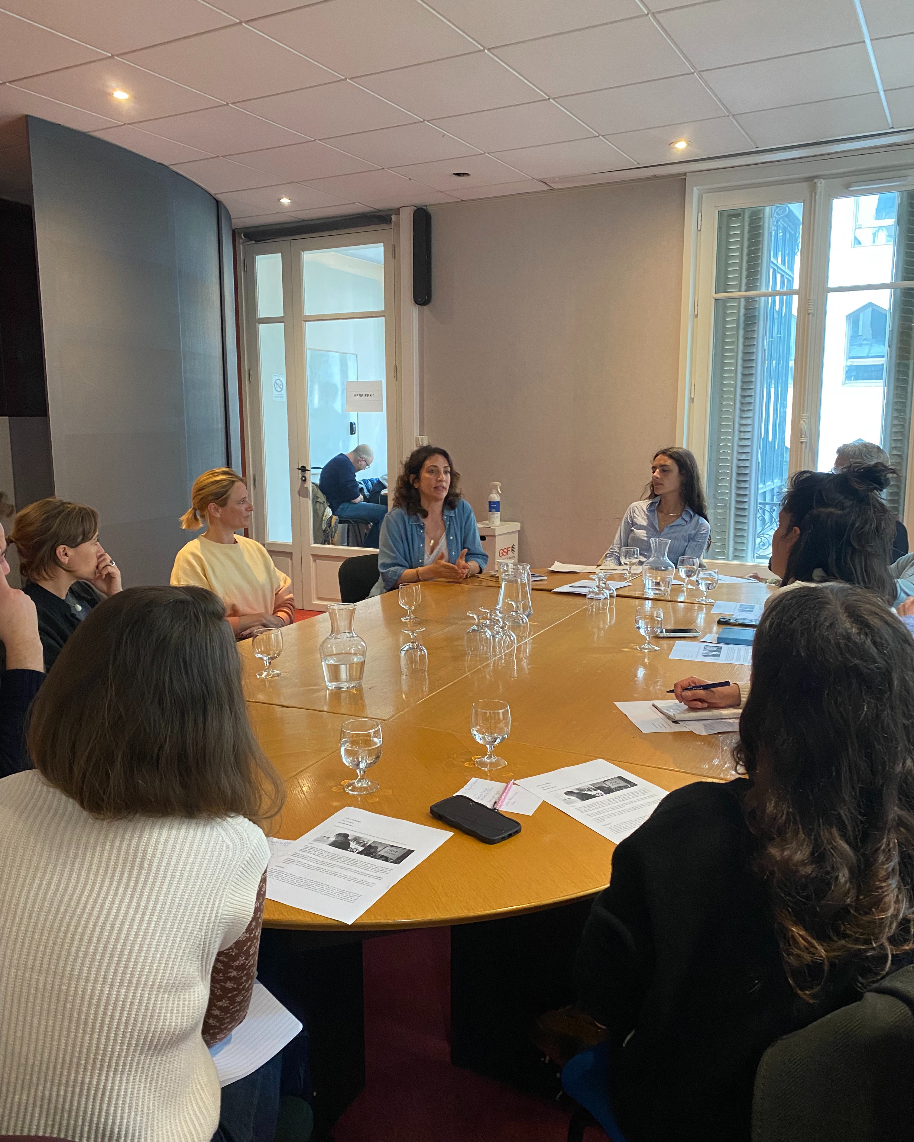 Mardi dernier, à la Maison des auteurs de la SACD, les six projets lauréats de l’Atelier Long-Métrage 2025-2026 ont été pitchés devant les 10 producteur·rices invités à participer à cette dernière étape de la résidence.
Cette année, en remplacement de notre soirée traditionnelle ouverte à toutes les sociétés de production, nous avons choisi de réunir un groupe restreint de producteurs, autour de la promotion annuelle. Nous avons constitué ce groupe avec des producteurices engagé.es et curieux, avant tout dans un esprit d’accompagnement mais dont la sensibilité éditoriale nous a semblé entrer en résonance avec les projets travaillés cette année, dans le but de favoriser de véritables échanges et afin que tout le monde profite d'un moment enrichissant et agréable.
Après les pitchs, les auteur·rices ont pu poursuivre les discussions autour de leurs projets lors de rendez-vous individuels durant lesquels les producteurices ont apporté un regard précieux et bienveillant sur leur travail.
Merci aux producteur·rices présent·es pour leur attention, leur partage et leur curiosité.
Margaux Boisramé (@avenueb_productions)
Emilie Hale (@lesautresfilms)
Sophie Penson (@barneyproduction)
Ninon Chapuis (Les Films du chou)
Jules Grange (@kidam_production)
@marcmissonnier (Moana Films)
Frédéric Niedermayer (@mobydick.films)
Lucie Vigier (@quiviveprod)
Manuel Chiche et Célie Michel (@spadeprods)
Merci aux auteur·rices pour leur confiance et leur exigence tout au long de ces dix mois.
Imène Benlachtar avec Nora @imenebenlachtar
Matthieu Chevallier avec Le Ténébreux destin de Jacques Cabane
Jean-François Fontanel avec La Revenante @jffontanel
Pascale Mompez avec L'Etat d'Irène @pascalemompez
Karim Morel avec Les Déracinés @karim_morel
Youri Tchao-Debats et Cyril Mazzella avec Les Cigognes @youri_tchao_debats
Et bien sûr, merci aux deux consultantes Emilie de Monsabert et Cécile Polard, qui ont accompagné cette résidence, Sébastien Tavel pour sa préparation aux pitchs et Sébastien Perret, consultant junior de cette édition.
@demonsabertemilie @polardcecile @sebastien_perret @sebtavel
Longue vie à ces 6 grands projets, prêts à faire leur entrée sur le marché !