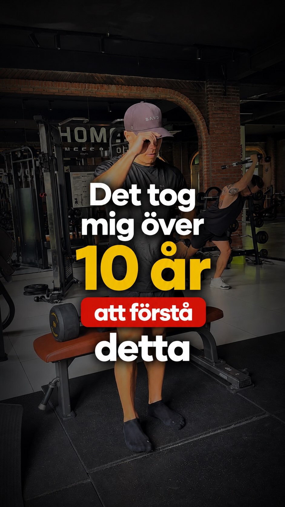 Jag trodde länge att mer alltid var bättre..
Mer träning
Mer disciplin
Mer övningar
Men det som har förändrat allt för mig är att förenkla. Istället för att tänka: ”Ju mer, desto bättre”..och ”vad mer kan jag göra?”
Har jag förändrat mitt tankesätt till: ”vad är det minsta jag kan göra för att fortfarande få resultat?”
Och det är faktiskt mycket mindre än många tror.
Det här gäller inte bara i träning, utan det här har jag applicerat i princip i allt jag gör.
I träning
I att hålla kroppen smärtfri och fungerande
Med kosten
I mitt företag
Man kan alltid göra mer och det finns alltid mer att göra, men oftast kommer ändå 80-90% av resultaten av 10-20% av det man gör.
Så jag har valt att sätta all fokus på det som verkligen gör skillnad.
#hälsa #träning #smärtfri #livsstil