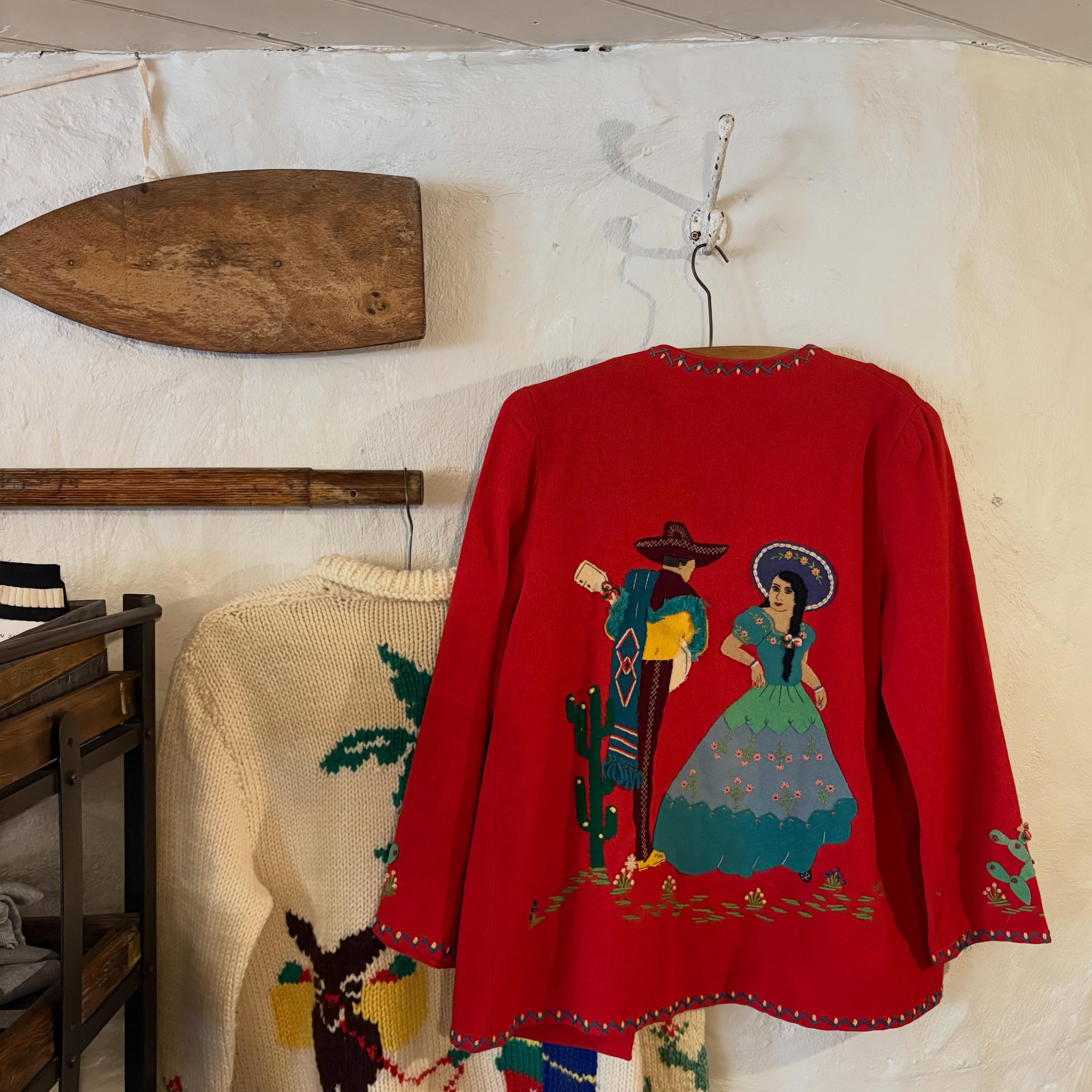 Heritage pieces which deserve the spotlight, a bit of vintage Mexicana! 🌵
L- R Original vintage Mary Maxim ‘Mexicana’ design hand- knitted wool Cowichan cardigan.
Vintage 1940s Mexican embroidered tourist jacket by ‘Berty’, hand made in Mexico.
#vintagesouvenirjacket #vintagetouristjacket #marymaxim #vintagemexicantouristjacket #vintagemexicansouvenirjacket