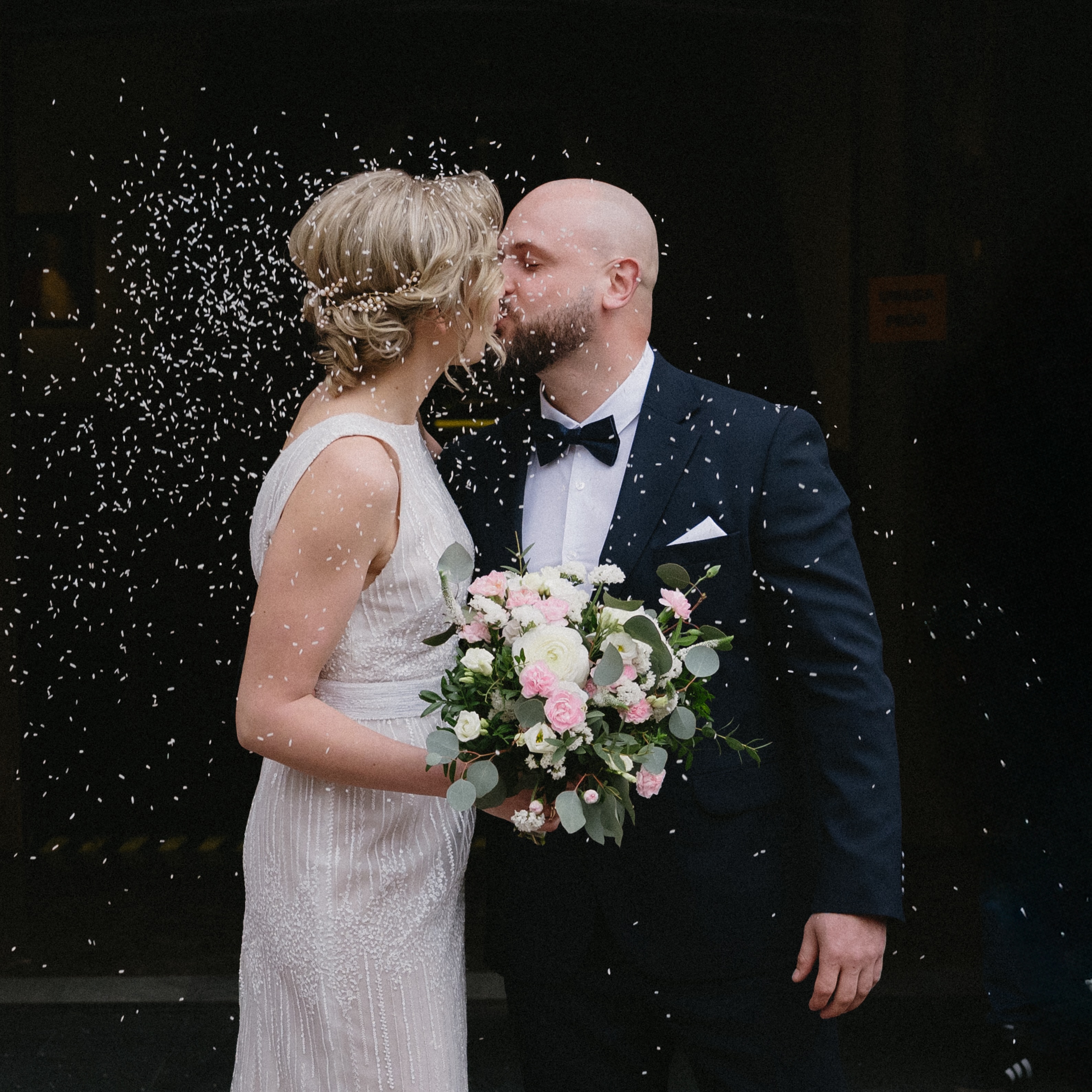 Ryżem sypnęli na szczęście 💙💙💙 @mr__bex #slub2026 #fotografwladyslawowo