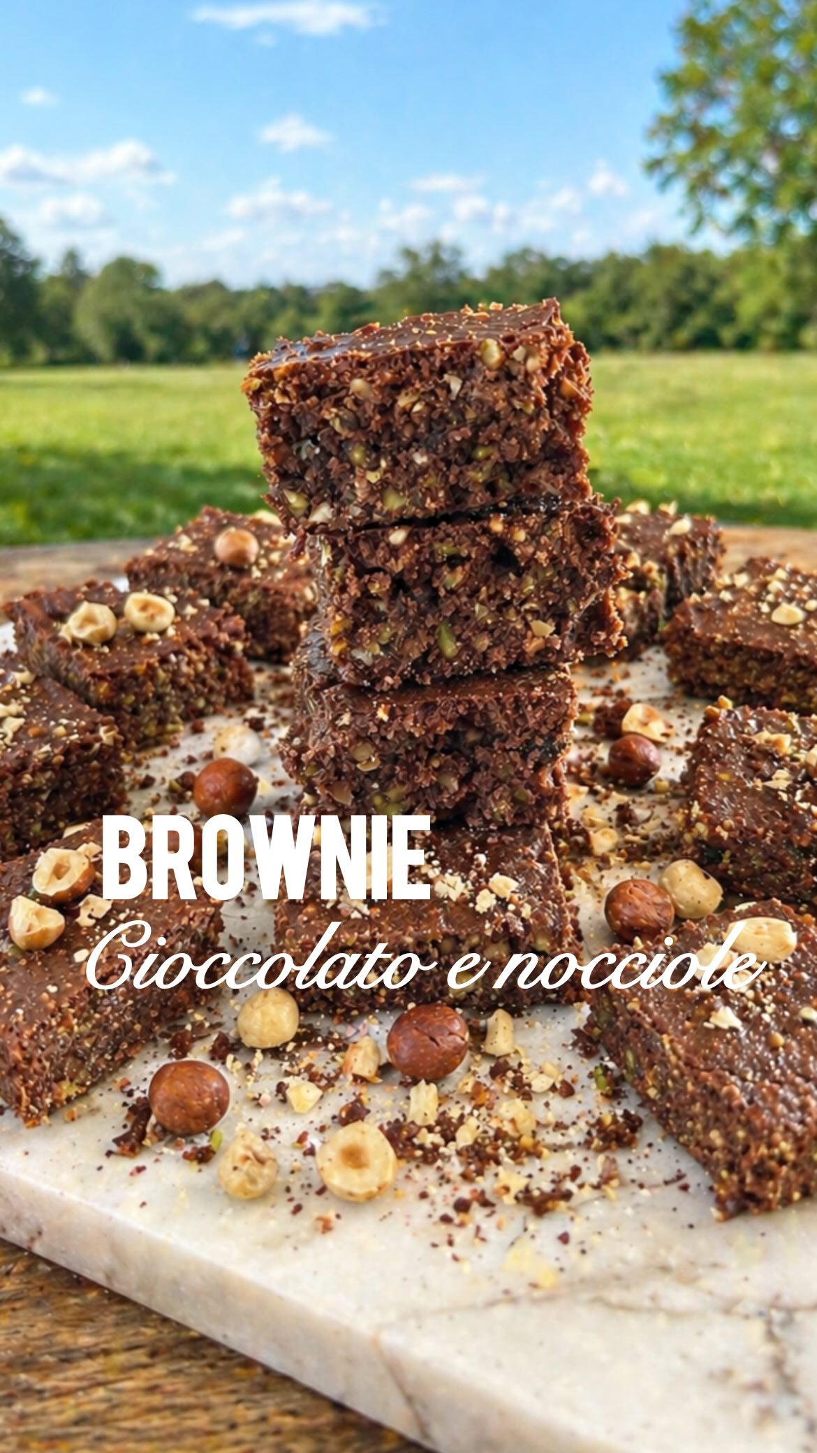 🍫 TORTA BROWNIE MORBIDA 🥧
Da ragazzina avevo un quaderno pieno di ricette scritte a mano, ritagli di riviste di cucina, macchie di cacao e appunti sparsi tra le pagine.
Qualche giorno fa l’ho ritrovato e, sfogliandolo, è ricomparsa lei: la mia torta brownie preferita di allora.
Così ho deciso di rifarla, con qualche piccola modifica… perché si sa, nel tempo le persone cambiano. Cambiano i gusti, le abitudini, il modo di vivere la cucina. E poi perché sono fatta così...leggo una ricetta e la devo fare mia !
Ingredienti:
- 150 g zucchero
- 120 g nocciole
- 90 g burro
- 20 g olio di cocco (oppure 120 g burro totale se non lo usi)
- 90 g farina
- 90 g cioccolato fondente
- 3 uova
- Facoltativo: creme spalmabili a piacere
Procedimento:
Monta a neve gli albumi e tienili da parte.
Sciogli a bagnomaria il cioccolato fondente con il burro e l’olio di cocco, mescolando fino a ottenere un composto liscio e lucido.
Aggiungi i tuorli, lo zucchero e la farina, mescolando bene. Unisci poi le nocciole tritate grossolanamente, lasciandone alcune in pezzi piccoli, altre più grandi e qualcuna intera per dare consistenza. Io ho utilizzato il mio super frullatore @amzchef codice sconto ALESSIA
Incorpora delicatamente gli albumi montati a neve, poco alla volta, fino a ottenere un impasto omogeneo e soffice.
Se vuoi, aggiungi un po’ delle tue creme spalmabili preferite: renderanno il brownie ancora più morbido. Io ho usato crema al cocco e crema alle nocciole di @bowlpros . Sono buonissime e senza zuccheri aggiunti, vi lascio qui il mio codice sconto: ALESSIAPRO
Versa il composto in uno stampo rivestito di carta forno e aggiungi ancora qualche cucchiaiata di crema spalmabile sulla superficie.
Cuoci in forno statico a 170°C per 35–40 minuti. Fai la prova stecchino, ma senza cuocerlo troppo: il segreto è lasciarlo umido e morbido all’interno.
#browniehomemade #ricettedolci #chocolatelover
#hοmebakery #valigiainfarinata brownie, brownie alle nocciole, torta al cioccolato, ricetta brownie facile, dolci fatti in casa, dessert al cioccolato, ricetta con nocciole, cioccolato fondente, dolci morbidi, brownies