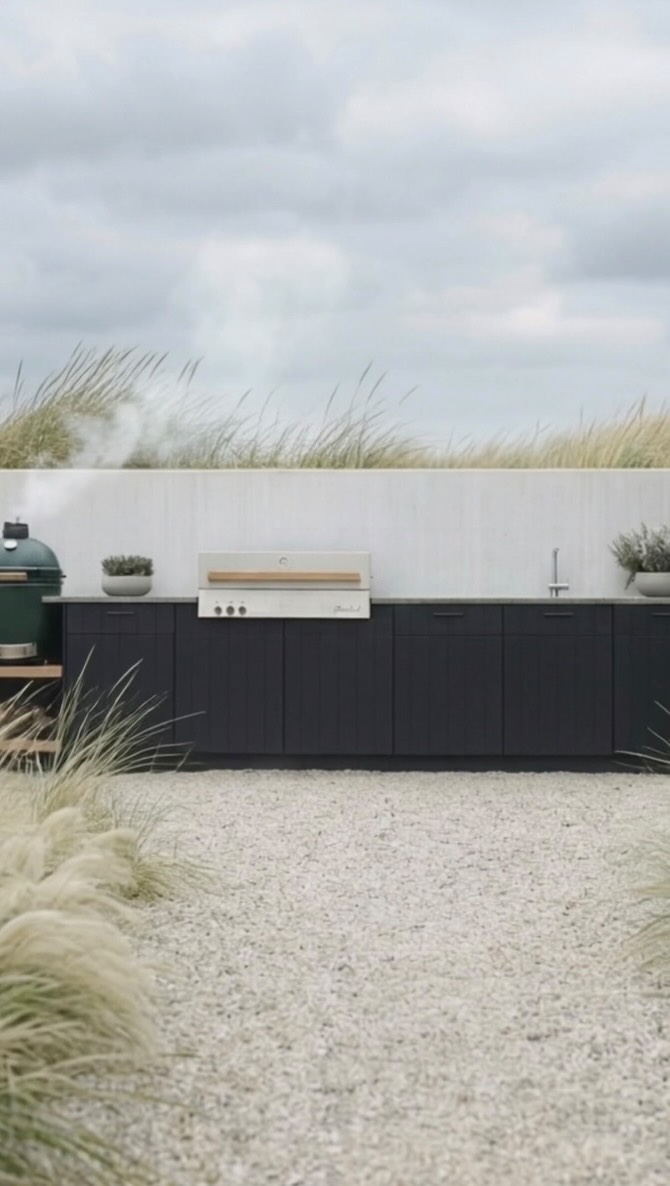 Klid a gril před bouří 🔥⚡️🌳
@cubicoutdoorliving
#venkovnikuchyn #garden #braaiwithus
#zahradnikuchyn #outdoorliving