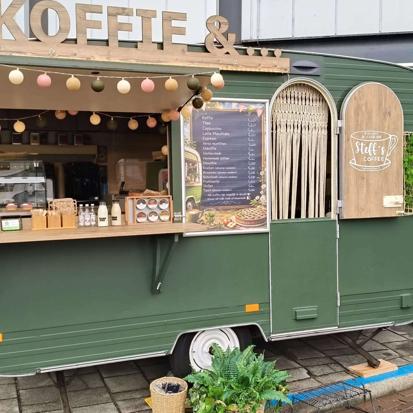 ☕🚗 Gezelligheid in Axel vandaag! 🚗☕
Vandaag staan wij met onze koffie foodtruck op het Oldtimer Festival in Axel!
Tot 17.00 uur zijn er allerlei leuke activiteiten te beleven in het centrum.
Kom langs in de Zeestraat voor:
☕ Verse koffie
🍫 Warme chocolademelk
🍰 Allerlei lekkers voor bij de koffie
Even opwarmen, genieten en de prachtige oldtimers bewonderen 🚗✨
📍 Zeestraat, Axel
🕔 Vandaag tot 17.00 uur
Zien we jullie straks? 😊