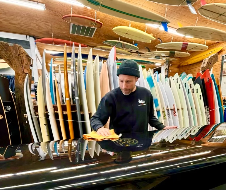 We’re thrilled to announce that Cheyne Cousens is returning to lead surf and skateboard sales while spearheading the board rental and lesson program at Second Beach.
With over 15 years of surf and skate shop managing experience in Newport and Southern California, Cheyne also brings his brand Omen to Island Sports. Through Omen, he has led collaborations with Bing Surfboards and Anderson Surfboards spanning surfboard and apparel design, marketing, and film production.
He also co-organized the invite-only single fin longboard contest, “The Log Jam,” and has recently been deeply involved in coordinating local toy, food, and clothing drives, as well as hosting free, accessible events at the Newport skatepark.
We’re excited for a great summer season ahead and beyond.
📷 @jmcgraghan