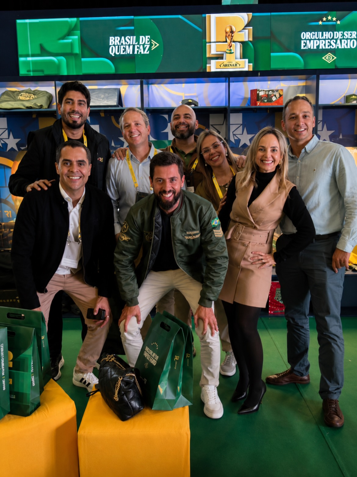 Participar da Arena R1, do Clube R1, foi muito mais do que estar em um evento.
Foi uma oportunidade de abrir a mente, trocar experiências com grandes empresários, criar conexões de verdade e enxergar novas possibilidades para o mercado e para os negócios.
Cada conversa, palestra e insight reforçou algo importante: o futuro pertence a quem está disposto a evoluir, se conectar e buscar soluções melhores todos os dias.
Voltamos com muitos aprendizados, ideias e inspirações para transformar tudo isso em valor para os nossos clientes, parceiros e projetos. 🚀