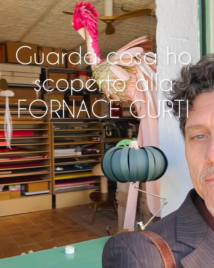 Devo dire GRAZIE a @fornace.curti per aver aperto le porte degli atelier (tutti strepitosi) nelle giornate del 16 e 17 maggio nella propria sede a #milano . Ho scoperto solo oggi un artista - mi perdoni per la mancanza - che tanto mi ha fatto pensare, anche se di riflesso, al mondo dei giocattoli creativi con la carta. L’Atelier di @mauroseresini è stupefacente perché tocca (perlomeno per me) l’arte del creare passando dal sogno all’infanzia poggiando i piedi su una maestria artigianale dal sapore dolce e antico. Mi faceva davvero piacere condividere con te un momento che ho trovato davvero magico e soprattutto DIVERTENTE (sono pur sempre un umile “giocattolaio” 😉).
#magoriumgiocattoli #arte #design #giocarepercrescere