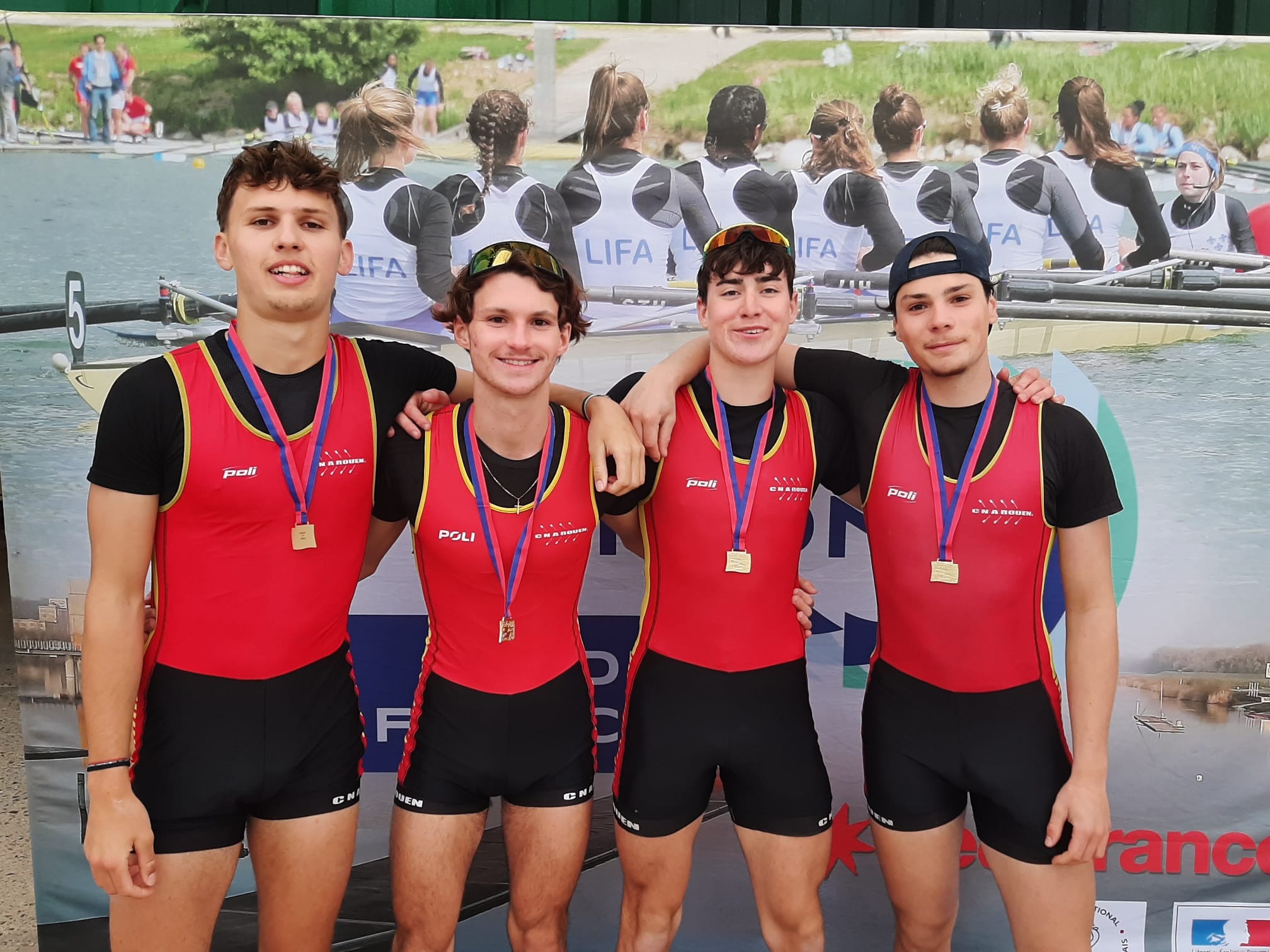Régate de Masse - Jour 1 💪
La première journée du week-end de la régate de masse se conclue par une première place pour le 4X junior composé de Swann, Victor, Simon et Maxence🏆
Le double cadet Euan et Louis décrochent également une deuxième position ce samedi 🥈
J17H2X : Antoine et Jean - 7e finale A
J15H2X : Arthur et Camille - 4e finale A
Bravo à Anouk et Loane (J17F2-) et à Gabriel (J15H1X), pour leur première compétion d’aviron.
Six embarcations rouennaises prendront le départ demain pour la deuxième journée, Allez Rouen !