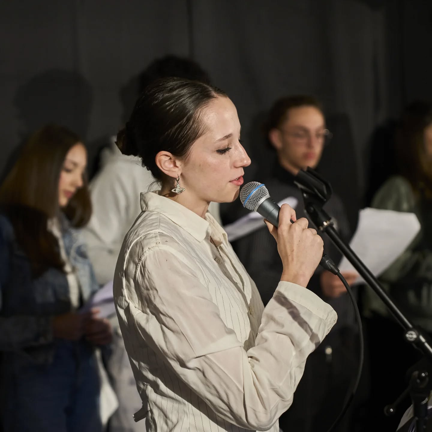 Junge Autorinnen gestern auf der Bühne des Spiel + Läselade in #Lachen. Souverän, berührend. Wie Profis. ❤️📚🎤
Anlass: Präsentation der neuen Schulhausromane 🥳. In Kooperation mit dem @lit.z_literaturhaus
Nächste #Lesung: 26. Mai @theater_am_vogelsang #Altdorf
Foto: @leadellazassa
#schulhausroman
#jullneverwritealone
jullneverreadalone
youngpoets