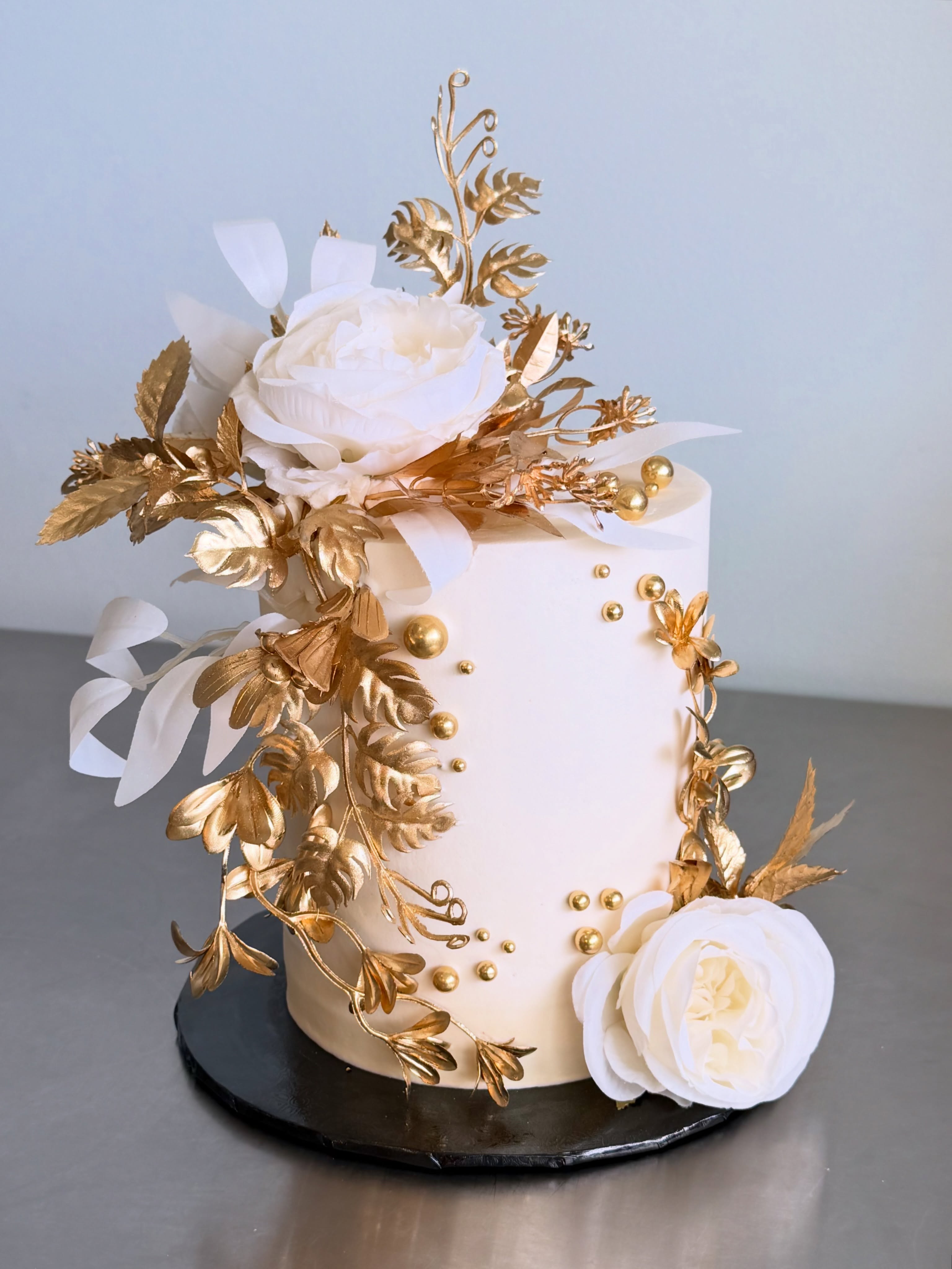 3 layer 5β hazelnut cake filled w/ dark chocolate ganache and pistachio butter wrapped in hazelnut buttercream.
FrolicAndFollyLV.com π±π
β’
β’
#vegan #cake #bakery #lasvegas #customcake