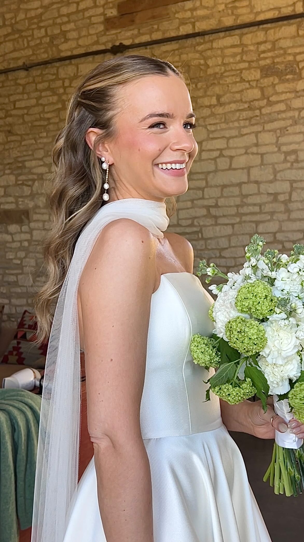 Well this was an utterly gorgeous wedding morning for Jessica and her bridal party.
The sun was shining, the vibes were flowing and the energy was just right.
Jessica’s vision was a very effortless kind of beauty, with modern waves styled by Lara and a stripped back make up look. Natural and blushy, a winning combo for a spring time wedding day.
She chose a neck scarf detail over a veil and it was the perfect fashion meets bridal crossover.
Team of Talents -
• Photographer @kategrayphotography
• Venue @yardspaceoldgore
• Getting Ready @crucisparkestate
• Hair Stylist @larastokesbridalhairspecialist
• Florist @go_wild_flowers
• Wedding dress @elbethgillis
Glowing Skin - Fresh Make Up - Wedding Morning Vibes -
Skin like finish - Make up - Natural Beauty - Glow
#maywilliamsmakeupartist #cotswoldmakeupartist #makeupartistcotswolds #bridalmakeup #freshmakeup