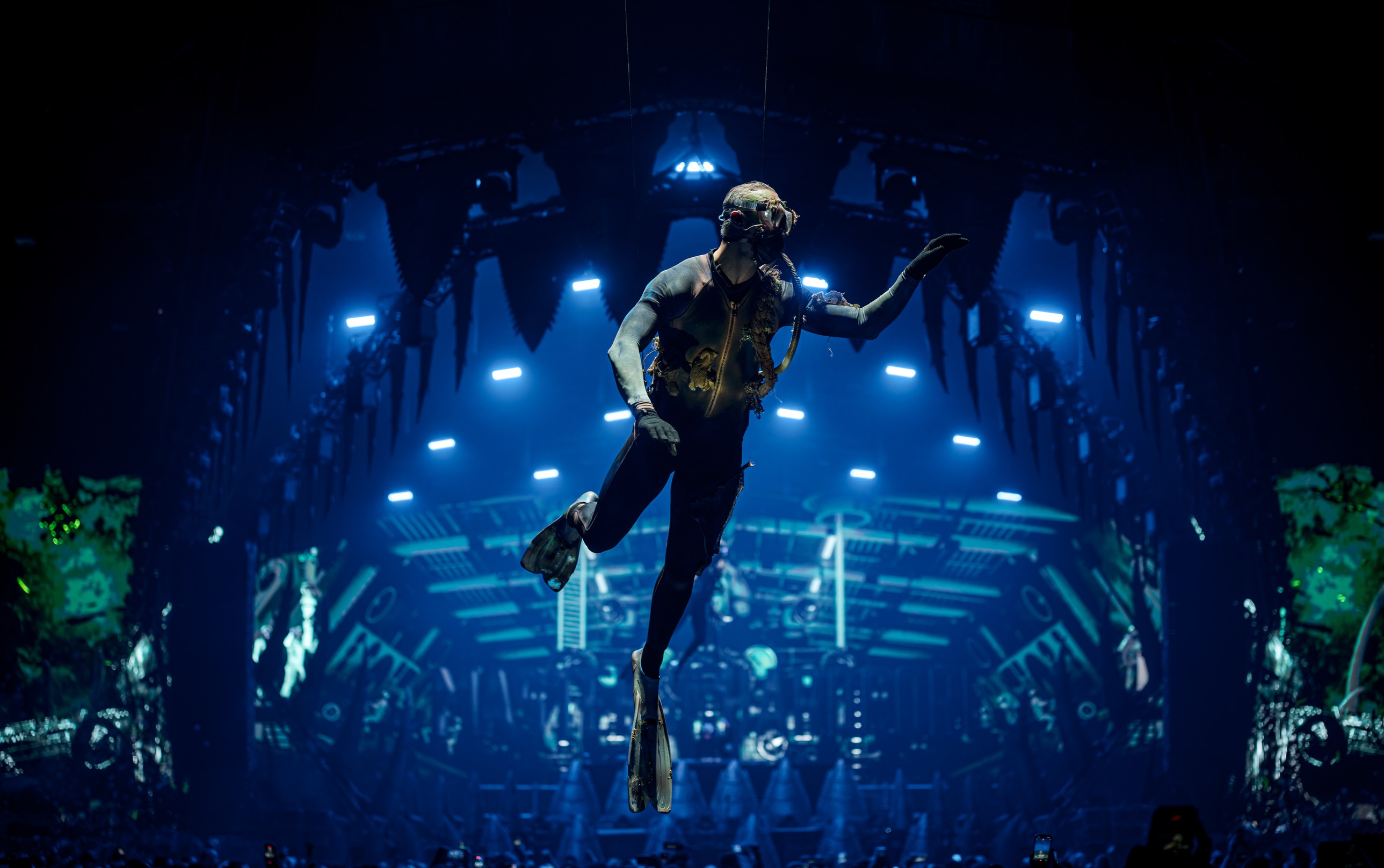 Flying winch acrobats move above the guests, drawing the crowd into this underwater experience. Floating silhouettes and underwater-inspired costume design surround them in the moment.
For @artofdance_official and @mastersofhardcore
#soul15evententertainment #soul15costumesandconcepts #soul15 #acrobat #aerial