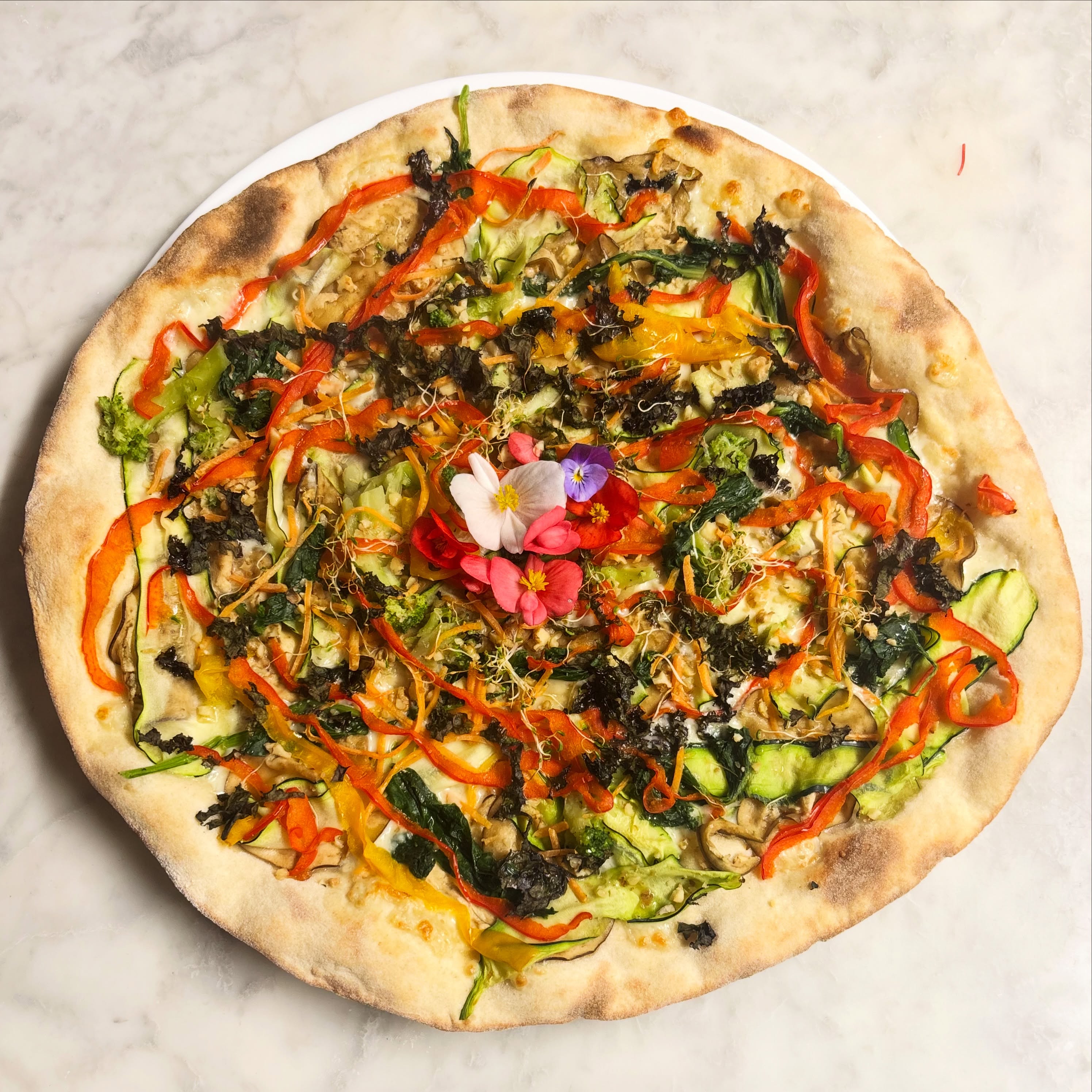 🌸🍕
“Una pizza può anche nutrire…
ma quella vera deve emozionare.
I colori dell’orto, il profumo della terra,
i fiori che parlano d’amore…
questa non è solo una pizza.
È poesia cotta nel forno.”
Maestro Pizzaiolo Evandro Taddei
📍 Pizzeria La Ruota di Evandro
Via Aldo Moro 97, Martinsicuro
🌐 Prenota il tuo tavolo su
www.laruotadievandro.it
#PizzeriaMartinsicuro #PizzaGourmet #EvandroTaddei #PizzaArtistica #LaRuotaDiEvandro