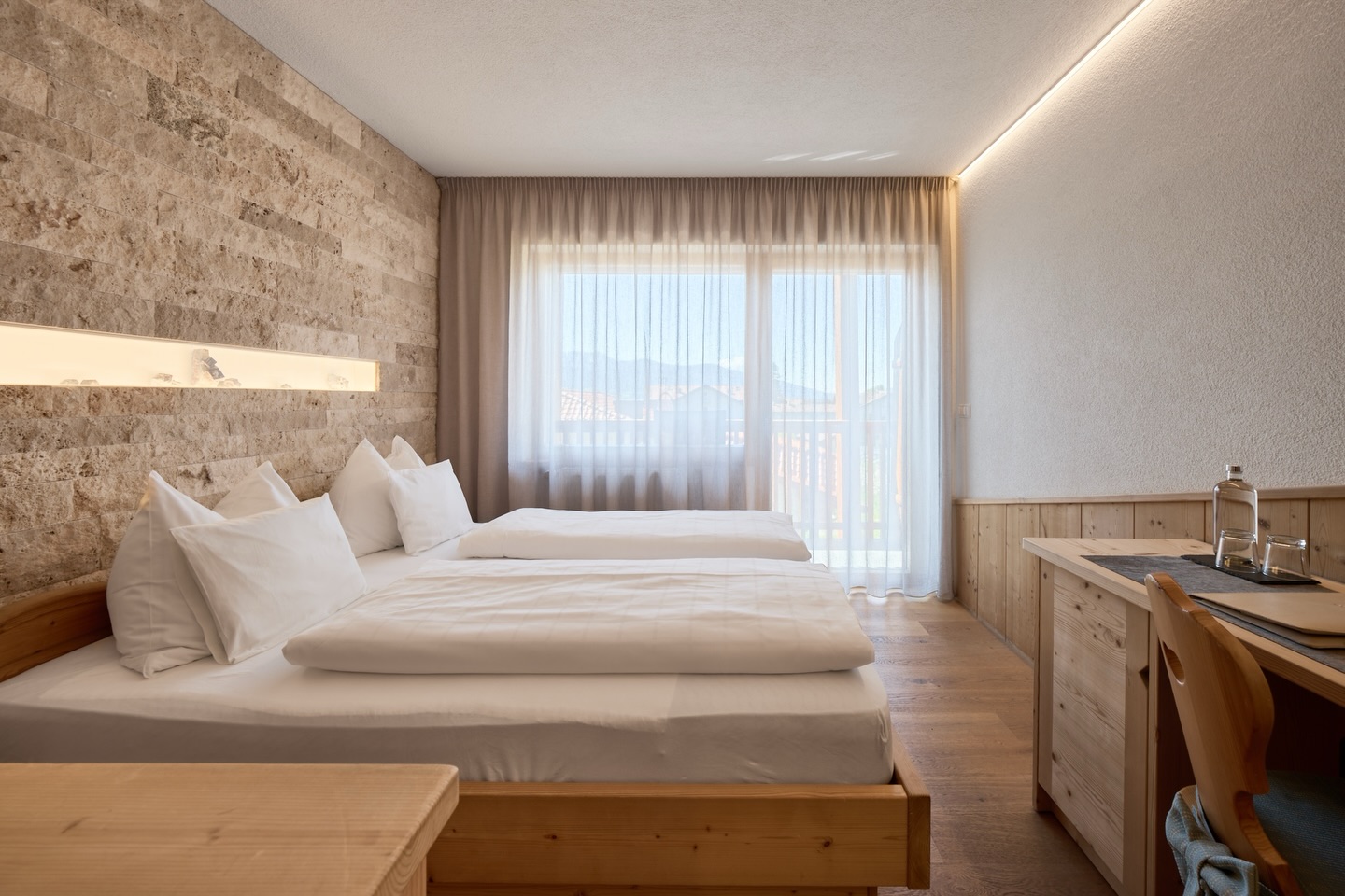 Sunday mode: on ✨
A quiet room, natural stone, carefully selected minerals and a south-facing view.
The perfect place to slow down, relax, and enjoy the moment.
Welcome to our mineral-themed room at Mineralienhotel.
#mineralmoments #sundayvibes #relaxation #mineralienhotel #mineralthemedroom #hotelroom #southtyrol #dolomites #slowtravel #wellnesshotel