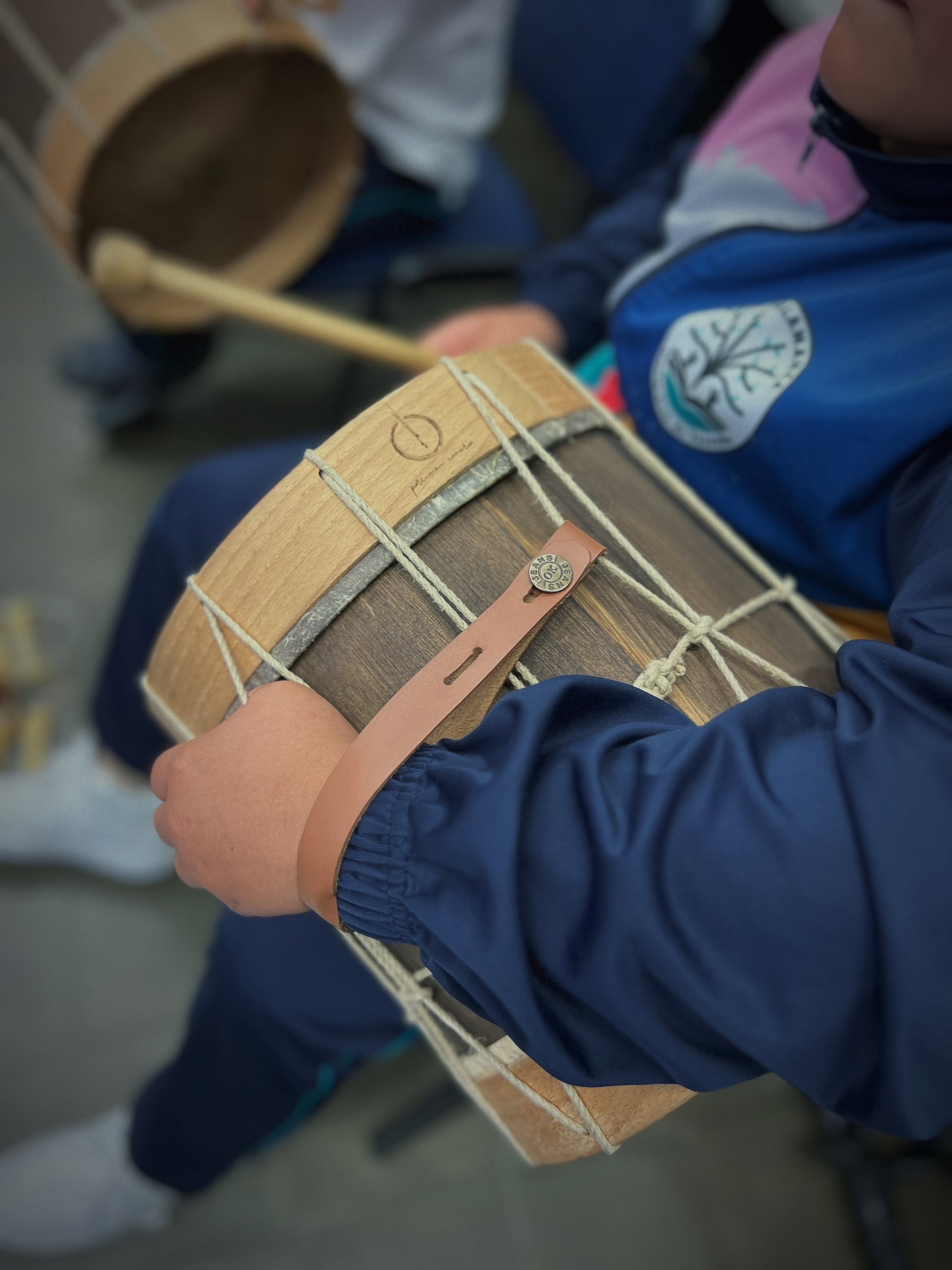 «EL LATIR DE LOS PUEBLOS» 👧🏻🧒🏼
Otra semana bonita en los centros:
• CEIP SALAMANCA
• CEIP CHAPATAL
• CEIP LA ROSA
• CEIP AGUSTÍN ESPINOSA
• CEIP TOME CANO
• CEIP SAN AGUSTÍN
De ruta por nuestras tradiciones con una actividad impulsada por la Fundación CajaCanarias ♥️
#gobiernodecanarias
#Percusión #Educación #FundaciónCajaCanarias #CulturaViva