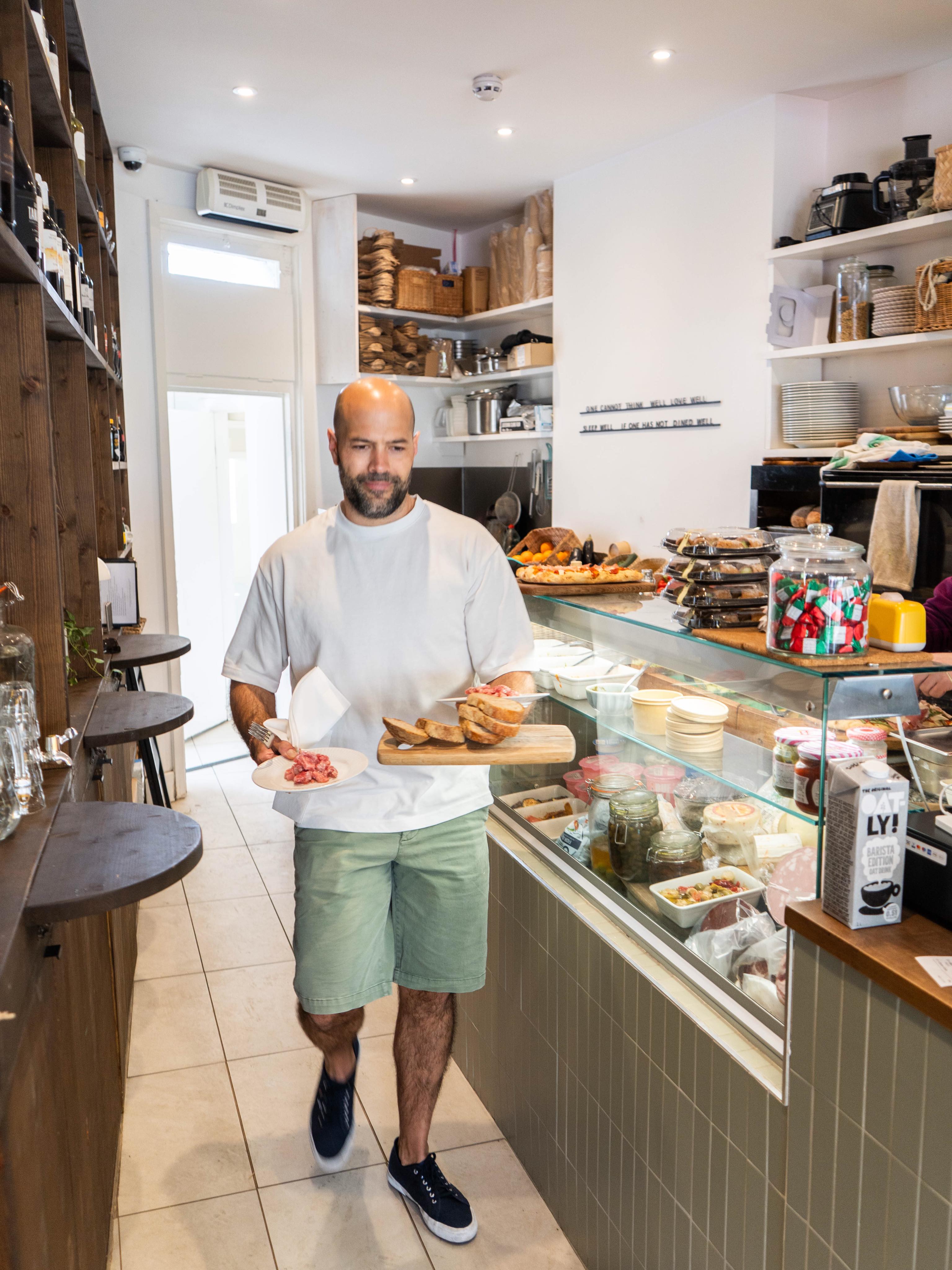 The people behind the plates, the coffees, the conversations and the chaos 🇮🇹❤️
Early mornings, busy services, flour everywhere, and somehow always finding time for one more espresso.
Ciullo’s wouldn’t be Ciullo’s without the people behind it all.
#TeamCiullos #ItalianHospitality #BehindTheScenes #DolceVita #neighbourhoodspot